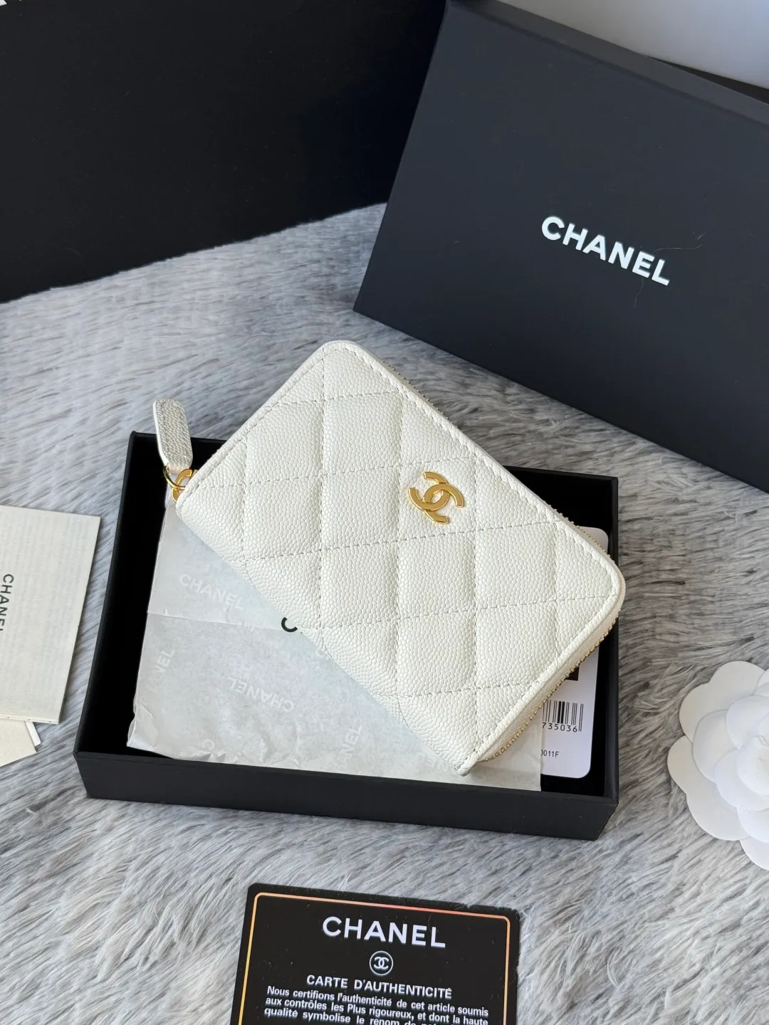 Medium size 💰360💰 finally arrived, chanel 25c oversized zipper bag with zipper inside. First place to eat melon. Large black gold cow coin purse with inner zipper. Made of caviar cowhide. Ginza sa is great. Enthusiastic and patient. I picked up a bunch of black gold card holders. There are several popular coin purses. I went for the L-shaped zipper coin purse. I tried it on the spot. My nails are a little difficult to insert cards. The 25c model is enlarged and looks great. The upgraded version is very practical. Buy it quickly! chanel25c chanel coin purse chanel card holder card holder recommended zipper coin purse chanel number: 3686 (0112) 25c size: 12*5cmx8cmx2cm