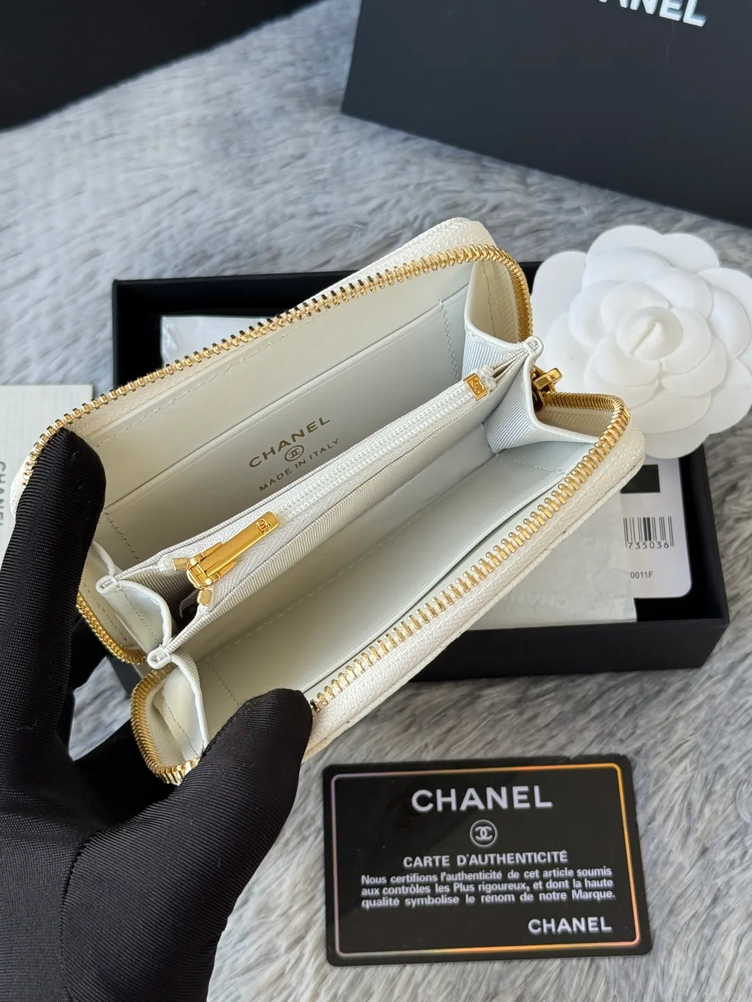 Medium size 💰360💰 finally arrived, chanel 25c oversized zipper bag with zipper inside. First place to eat melon. Large black gold cow coin purse with inner zipper. Made of caviar cowhide. Ginza sa is great. Enthusiastic and patient. I picked up a bunch of black gold card holders. There are several popular coin purses. I went for the L-shaped zipper coin purse. I tried it on the spot. My nails are a little difficult to insert cards. The 25c model is enlarged and looks great. The upgraded version is very practical. Buy it quickly! chanel25c chanel coin purse chanel card holder card holder recommended zipper coin purse chanel number: 3686 (0112) 25c size: 12*5cmx8cmx2cm