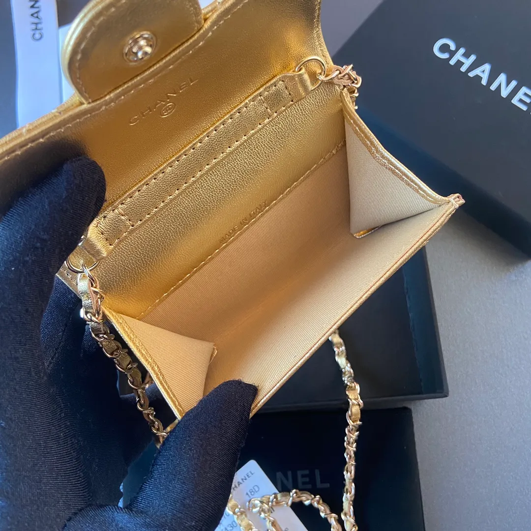 Xiaoxiang imported Italian sheepskin Item number: A81081 (chain small card holder) Price: 420 Size: w11×h7cm Color: golden sheepskin golden steel mark