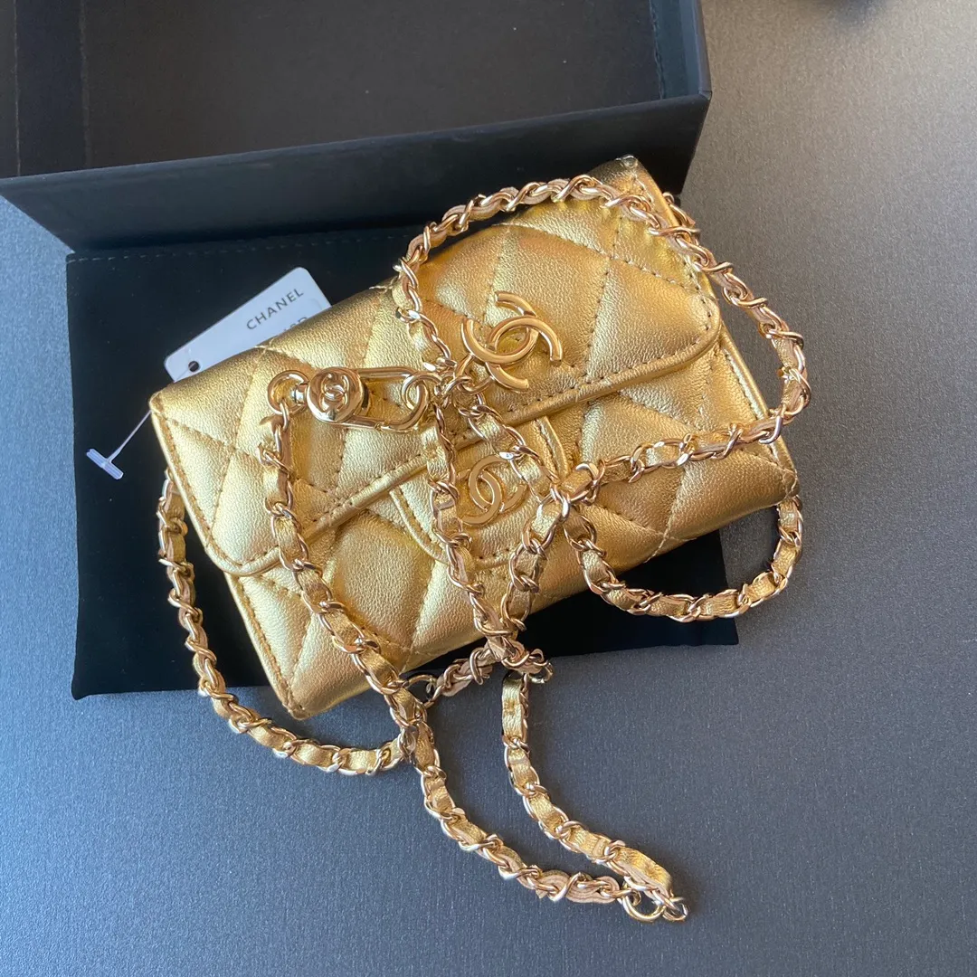 Xiaoxiang imported Italian sheepskin Item number: A81081 (chain small card holder) Price: 420 Size: w11×h7cm Color: golden sheepskin golden steel mark