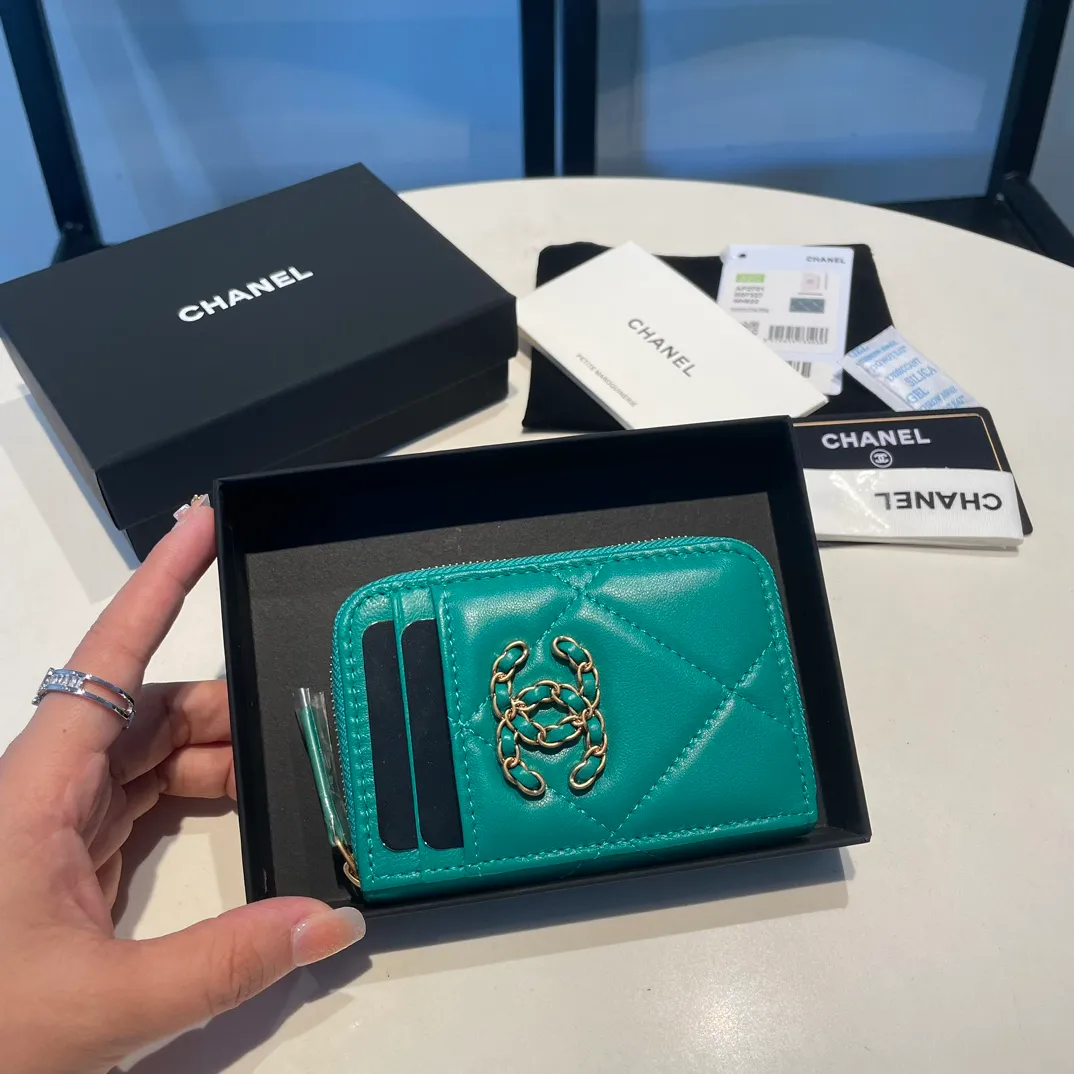 💰320😊Upgraded version💋🆕Ohanel new color🆕The latest zipper card holder with multiple card slots. The texture of goatskin is unparalleled. 😼The 19 series that is mainly recommended this season is a big rhombus with a strong retro style. I want to buy every color🧸 The logo is eye-catching and unique, the goatskin has a faint luster, and the temperament instantly ups and downs❣The fashionable style and style are also jointly created by Karl and Viard. The first series launched by the new artistic director will be a key recommendation of the brand from this year to next year, conveying the essence of the brand, with a full set of packaging 2701🍃size: 7.5*11cm