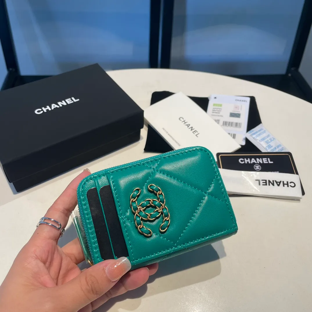 💰320😊Upgraded version💋🆕Ohanel new color🆕The latest zipper card holder with multiple card slots. The texture of goatskin is unparalleled. 😼The 19 series that is mainly recommended this season is a big rhombus with a strong retro style. I want to buy every color🧸 The logo is eye-catching and unique, the goatskin has a faint luster, and the temperament instantly ups and downs❣The fashionable style and style are also jointly created by Karl and Viard. The first series launched by the new artistic director will be a key recommendation of the brand from this year to next year, conveying the essence of the brand, with a full set of packaging 2701🍃size: 7.5*11cm