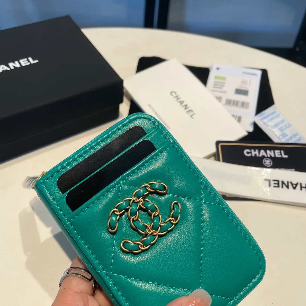💰320😊Upgraded version💋🆕Ohanel new color🆕The latest zipper card holder with multiple card slots. The texture of goatskin is unparalleled. 😼The 19 series that is mainly recommended this season is a big rhombus with a strong retro style. I want to buy every color🧸 The logo is eye-catching and unique, the goatskin has a faint luster, and the temperament instantly ups and downs❣The fashionable style and style are also jointly created by Karl and Viard. The first series launched by the new artistic director will be a key recommendation of the brand from this year to next year, conveying the essence of the brand, with a full set of packaging 2701🍃size: 7.5*11cm