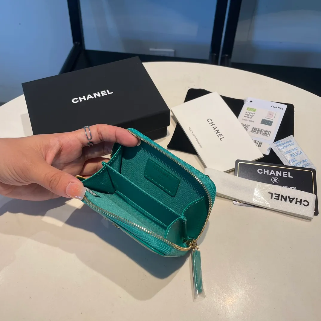 💰320😊Upgraded version💋🆕Ohanel new color🆕The latest zipper card holder with multiple card slots. The texture of goatskin is unparalleled. 😼The 19 series that is mainly recommended this season is a big rhombus with a strong retro style. I want to buy every color🧸 The logo is eye-catching and unique, the goatskin has a faint luster, and the temperament instantly ups and downs❣The fashionable style and style are also jointly created by Karl and Viard. The first series launched by the new artistic director will be a key recommendation of the brand from this year to next year, conveying the essence of the brand, with a full set of packaging 2701🍃size: 7.5*11cm