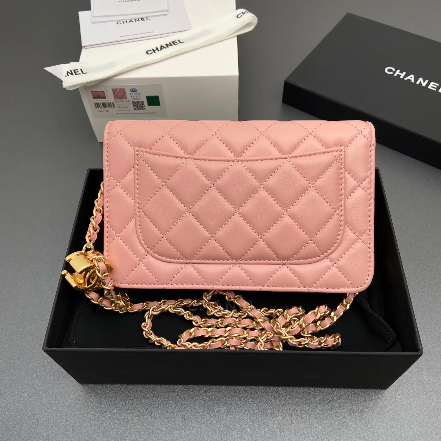 Xiaoxiang imported Italian lambskin 25Bwoc double C snap button adjustable chain, fashionable and classic but not outdated Item number: AP7876 Price: 860 Size: w19×h12×d4.5cm Color: pink sheepskin gold hardware