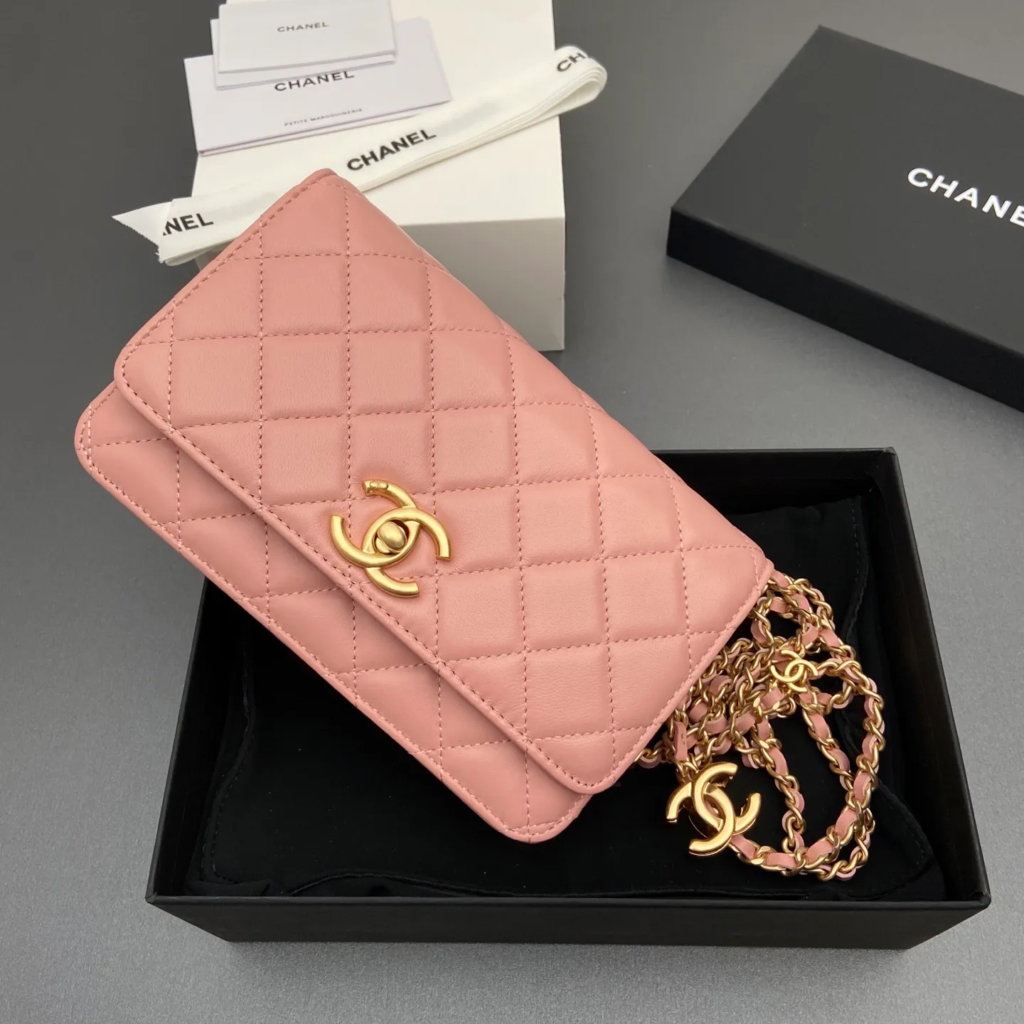 Xiaoxiang imported Italian lambskin 25Bwoc double C snap button adjustable chain, fashionable and classic but not outdated Item number: AP7876 Price: 860 Size: w19×h12×d4.5cm Color: pink sheepskin gold hardware