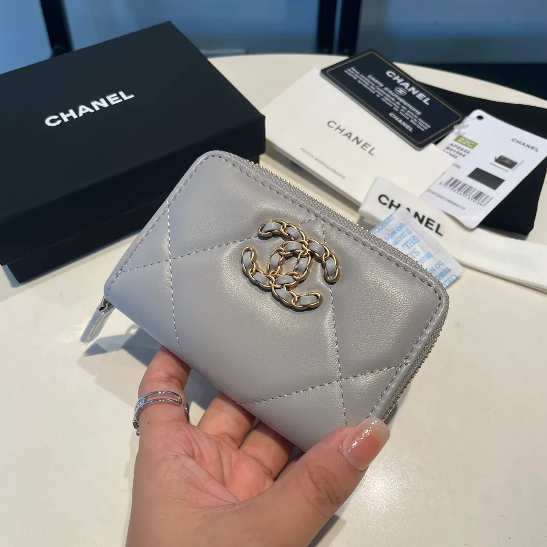 💰300😊 Upgraded version💋🆕 Ohanel new color🆕The latest zipper card holder, the texture of goatskin is invincible 😼The 19 series mainly promoted this season is the big rhombus, with a strong retro style👝Is there anyone who wants to buy each color🧸 The logo is eye-catching and unique, the goatskin has a light luster, and the temperament instantly ups and downs❣The fashionable style and style are also jointly created by Karl and Viard. The first series launched by the new artistic director will be a key recommendation of the brand from this year to next year, conveying the essence of the brand, with a full set of packaging 0945🍃size: 11.5*8cm