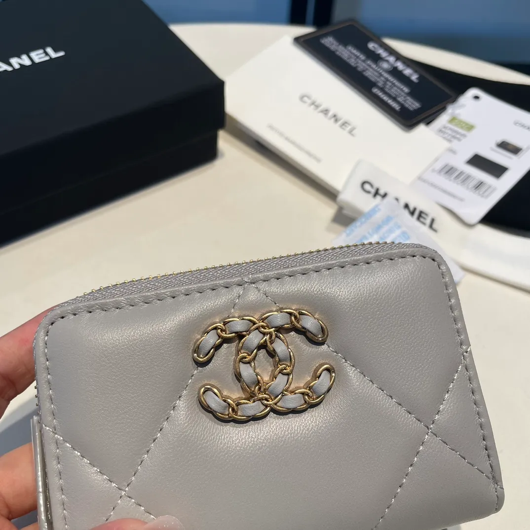 💰300😊 Upgraded version💋🆕 Ohanel new color🆕The latest zipper card holder, the texture of goatskin is invincible 😼The 19 series mainly promoted this season is the big rhombus, with a strong retro style👝Is there anyone who wants to buy each color🧸 The logo is eye-catching and unique, the goatskin has a light luster, and the temperament instantly ups and downs❣The fashionable style and style are also jointly created by Karl and Viard. The first series launched by the new artistic director will be a key recommendation of the brand from this year to next year, conveying the essence of the brand, with a full set of packaging 0945🍃size: 11.5*8cm