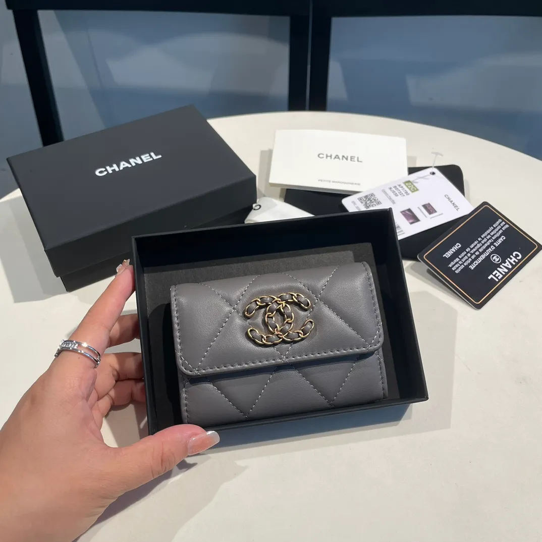 💰300😊Upgraded version💋🆕Ohanel new color🆕The latest hijab card holder, the texture of goatskin is invincible 😼The 19 series that is mainly promoted this season is the big rhombus, with a strong retro style👝Is there anyone who wants to buy each color🧸 The logo is eye-catching and unique, the goatskin has a faint luster, and the temperament instantly ups and downs❣The fashionable style and style are also co-created by Karl and Viard. The first series launched by the new artistic director will be a key recommendation of the brand from this year to next year, conveying the essence of the brand, with a full set of packaging 1790🍃size: 8.5*11cm