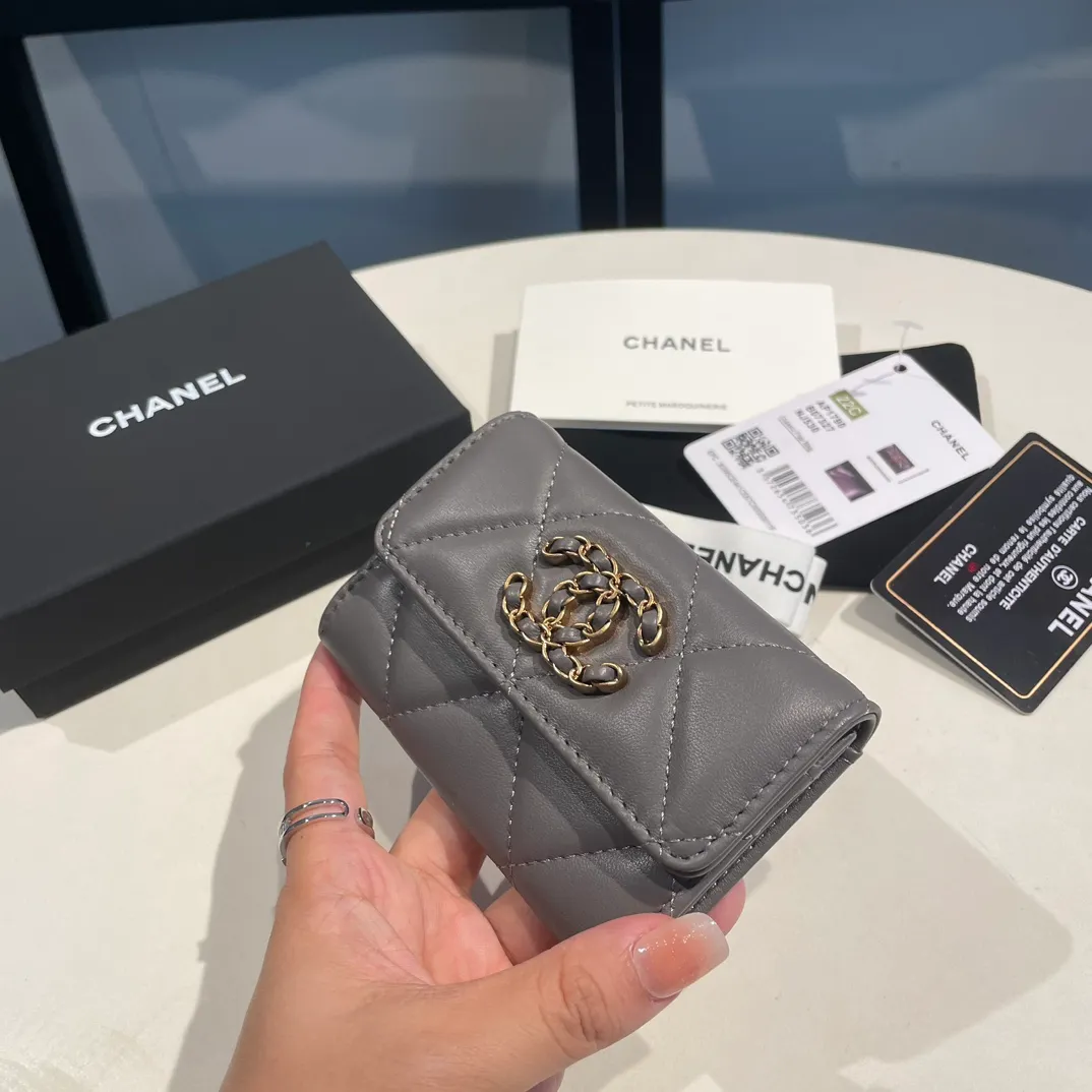 💰300😊Upgraded version💋🆕Ohanel new color🆕The latest hijab card holder, the texture of goatskin is invincible 😼The 19 series that is mainly promoted this season is the big rhombus, with a strong retro style👝Is there anyone who wants to buy each color🧸 The logo is eye-catching and unique, the goatskin has a faint luster, and the temperament instantly ups and downs❣The fashionable style and style are also co-created by Karl and Viard. The first series launched by the new artistic director will be a key recommendation of the brand from this year to next year, conveying the essence of the brand, with a full set of packaging 1790🍃size: 8.5*11cm