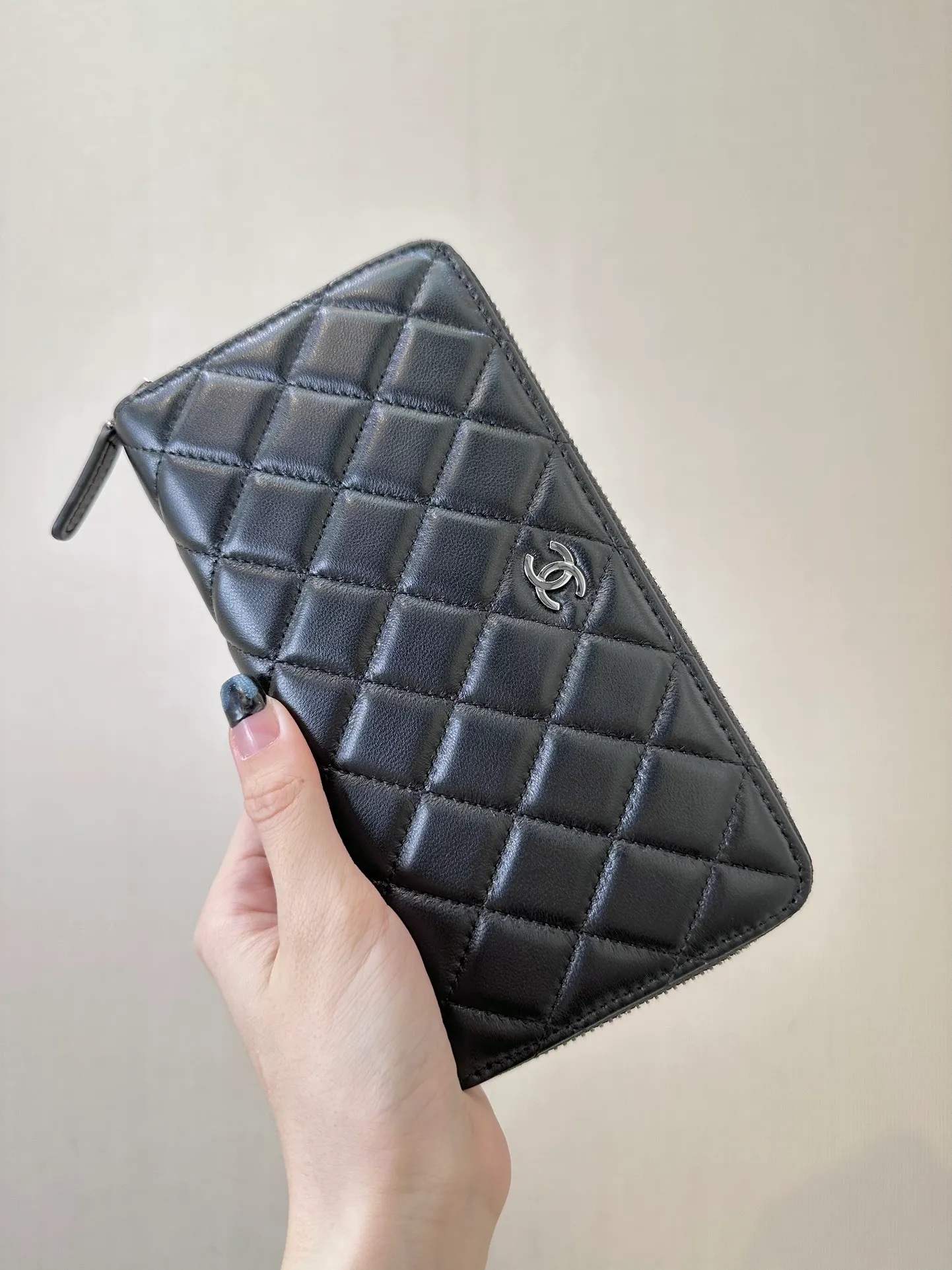 50097 Sheepskin/Black Silver! There are not many detailed pictures. If you want to see the real thing, just go to the counter and come back. Although it is a small bag, the materials we use are not ambiguous at all. I guarantee that what you receive is the same thing.