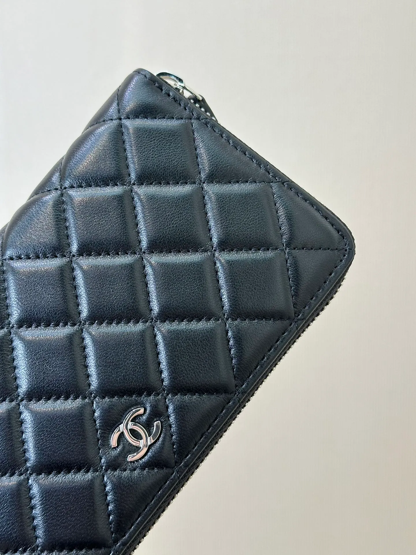 50097 Sheepskin/Black Silver! There are not many detailed pictures. If you want to see the real thing, just go to the counter and come back. Although it is a small bag, the materials we use are not ambiguous at all. I guarantee that what you receive is the same thing.