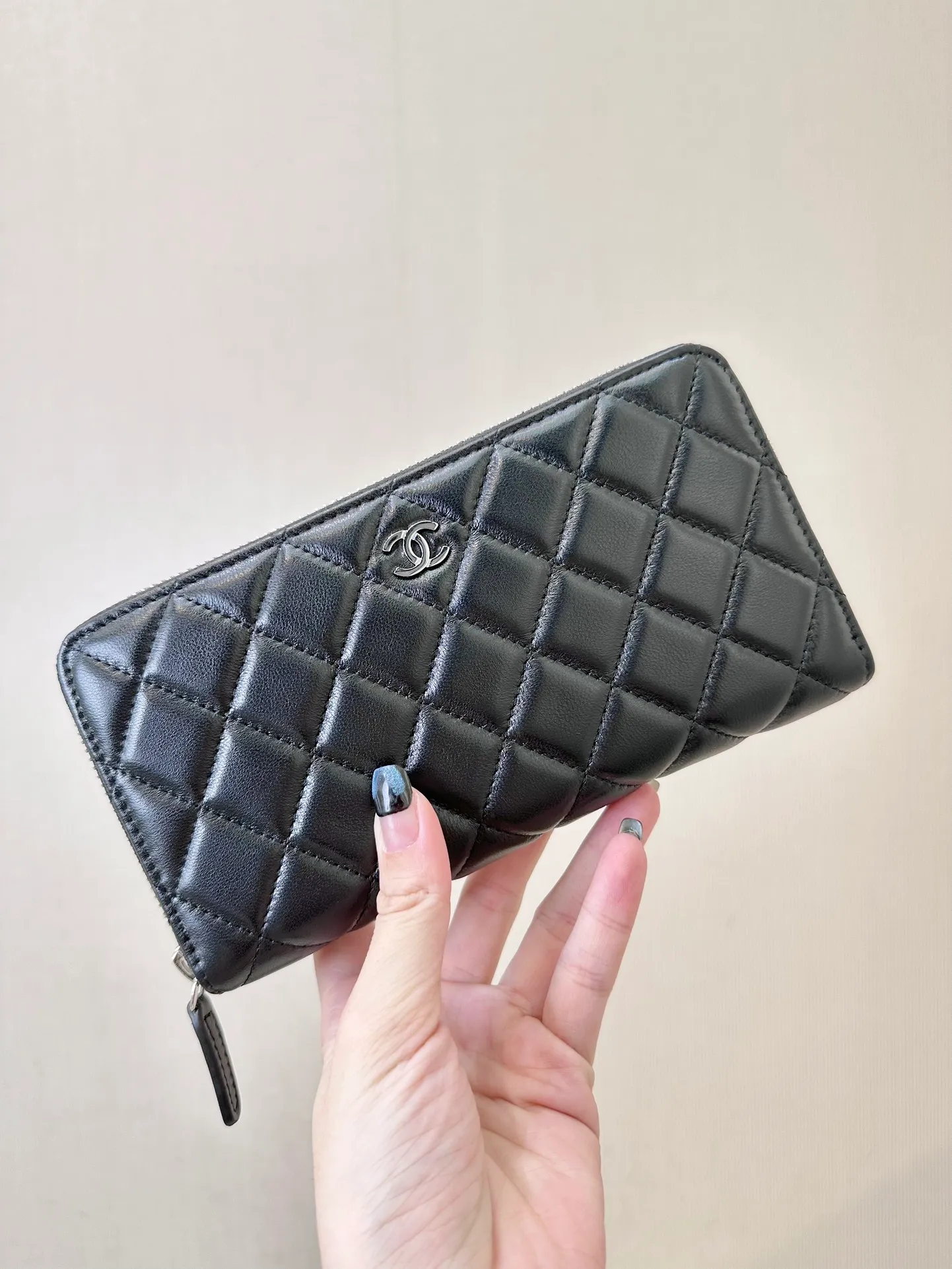 50097 Sheepskin/Black Silver! There are not many detailed pictures. If you want to see the real thing, just go to the counter and come back. Although it is a small bag, the materials we use are not ambiguous at all. I guarantee that what you receive is the same thing.
