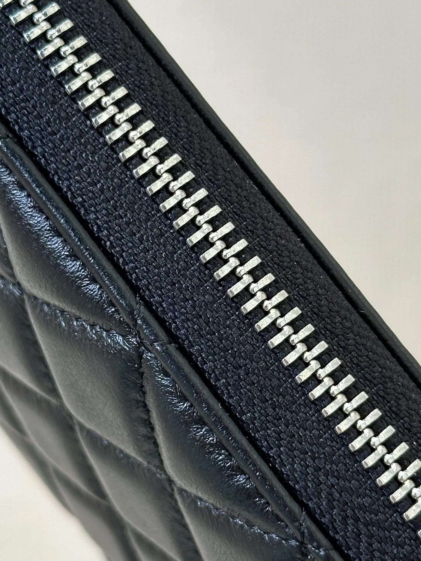 50097 Sheepskin/Black Silver! There are not many detailed pictures. If you want to see the real thing, just go to the counter and come back. Although it is a small bag, the materials we use are not ambiguous at all. I guarantee that what you receive is the same thing.