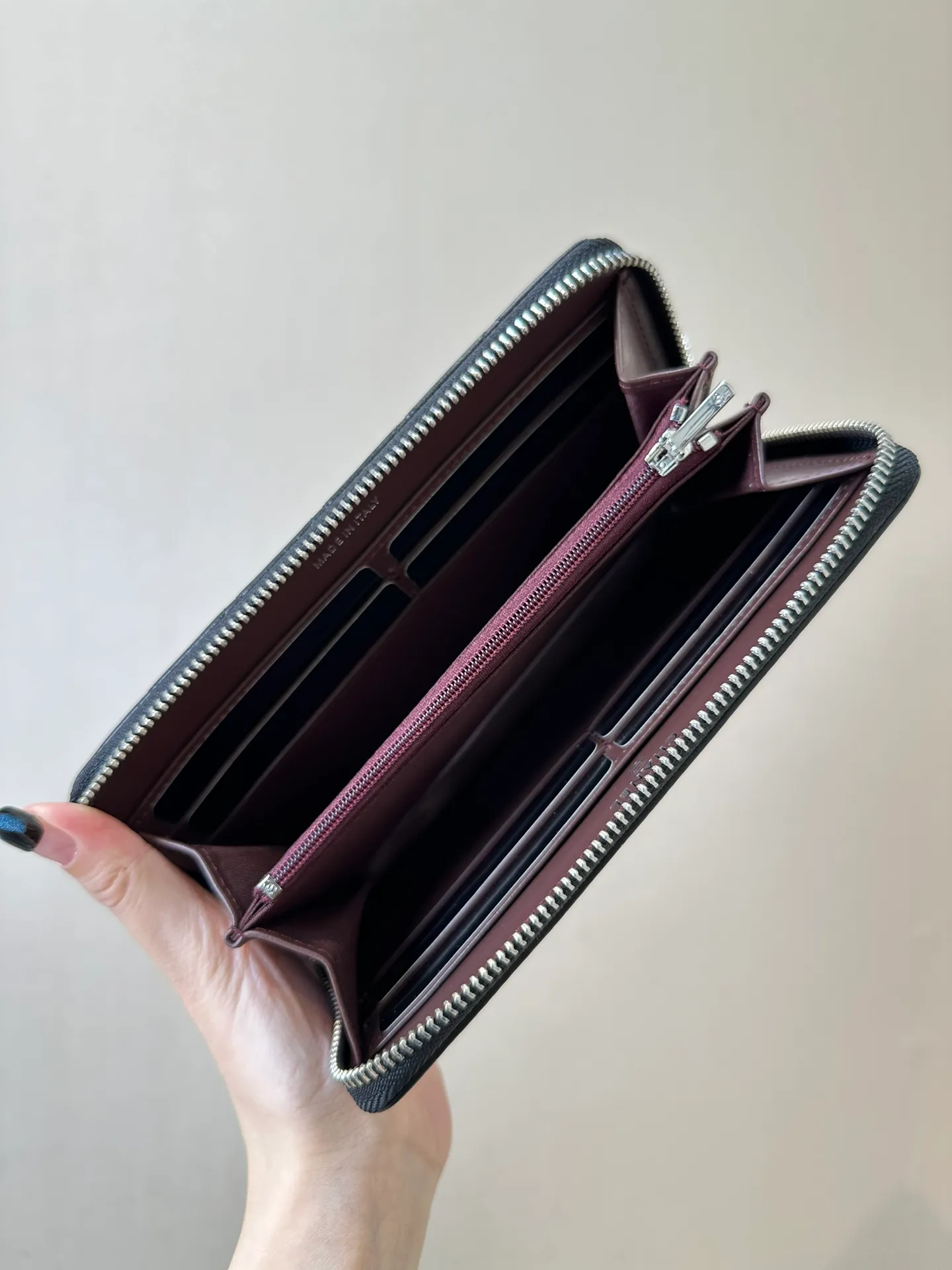 50097 Sheepskin/Black Silver! There are not many detailed pictures. If you want to see the real thing, just go to the counter and come back. Although it is a small bag, the materials we use are not ambiguous at all. I guarantee that what you receive is the same thing.
