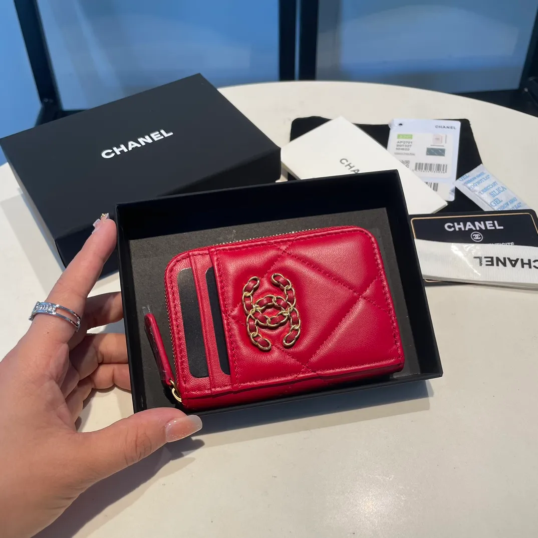 💰320😊Upgraded version💋🆕Ohanel new color🆕The latest zipper card holder with multiple card slots. The texture of goatskin is unparalleled. 😼The 19 series that is mainly recommended this season is a big rhombus with a strong retro style. I want to buy every color🧸 The logo is eye-catching and unique, the goatskin has a faint luster, and the temperament instantly ups and downs❣The fashionable style and style are also jointly created by Karl and Viard. The first series launched by the new artistic director will be a key recommendation of the brand from this year to next year, conveying the essence of the brand, with a full set of packaging 2701🍃size: 7.5*11cm