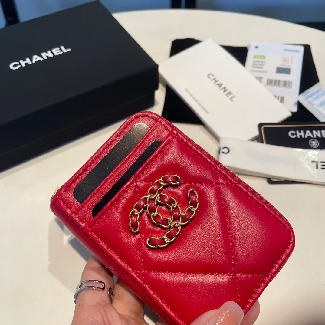 💰320😊Upgraded version💋🆕Ohanel new color🆕The latest zipper card holder with multiple card slots. The texture of goatskin is unparalleled. 😼The 19 series that is mainly recommended this season is a big rhombus with a strong retro style. I want to buy every color🧸 The logo is eye-catching and unique, the goatskin has a faint luster, and the temperament instantly ups and downs❣The fashionable style and style are also jointly created by Karl and Viard. The first series launched by the new artistic director will be a key recommendation of the brand from this year to next year, conveying the essence of the brand, with a full set of packaging 2701🍃size: 7.5*11cm
