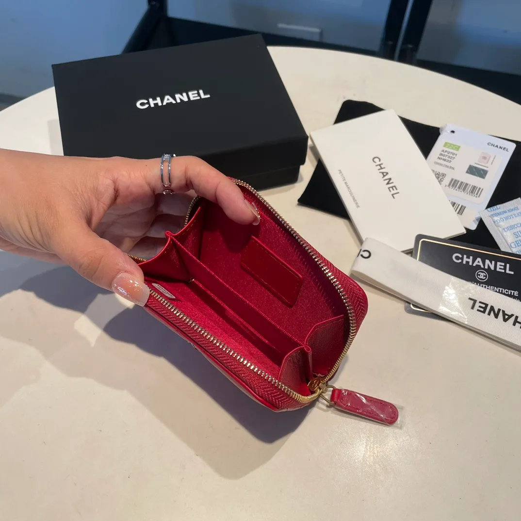 💰320😊Upgraded version💋🆕Ohanel new color🆕The latest zipper card holder with multiple card slots. The texture of goatskin is unparalleled. 😼The 19 series that is mainly recommended this season is a big rhombus with a strong retro style. I want to buy every color🧸 The logo is eye-catching and unique, the goatskin has a faint luster, and the temperament instantly ups and downs❣The fashionable style and style are also jointly created by Karl and Viard. The first series launched by the new artistic director will be a key recommendation of the brand from this year to next year, conveying the essence of the brand, with a full set of packaging 2701🍃size: 7.5*11cm