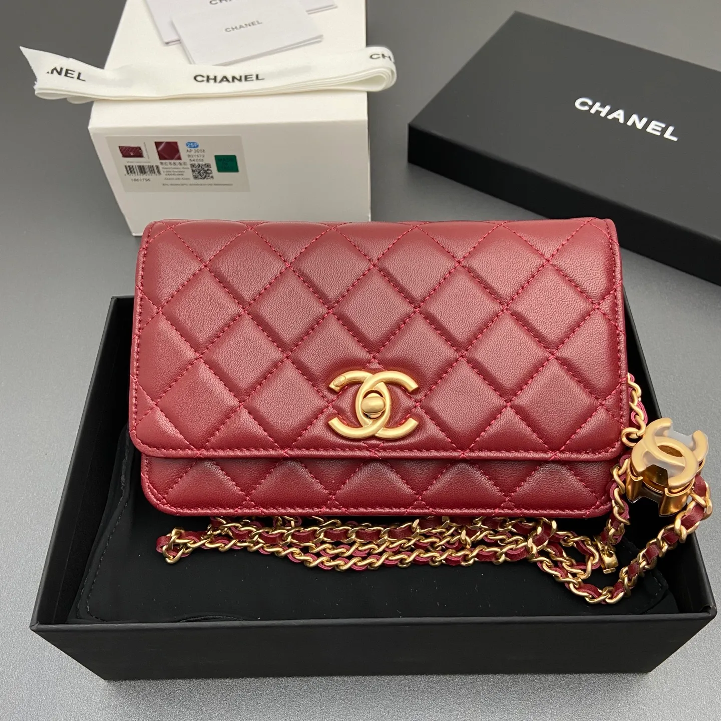 Xiaoxiang imported Italian lambskin 25Bwoc double C snap button adjustable chain, fashionable and classic but not outdated Item number: AP7876 Price: 860 Size: w19×h12×d4.5cm Color: burgundy sheepskin gold hardware