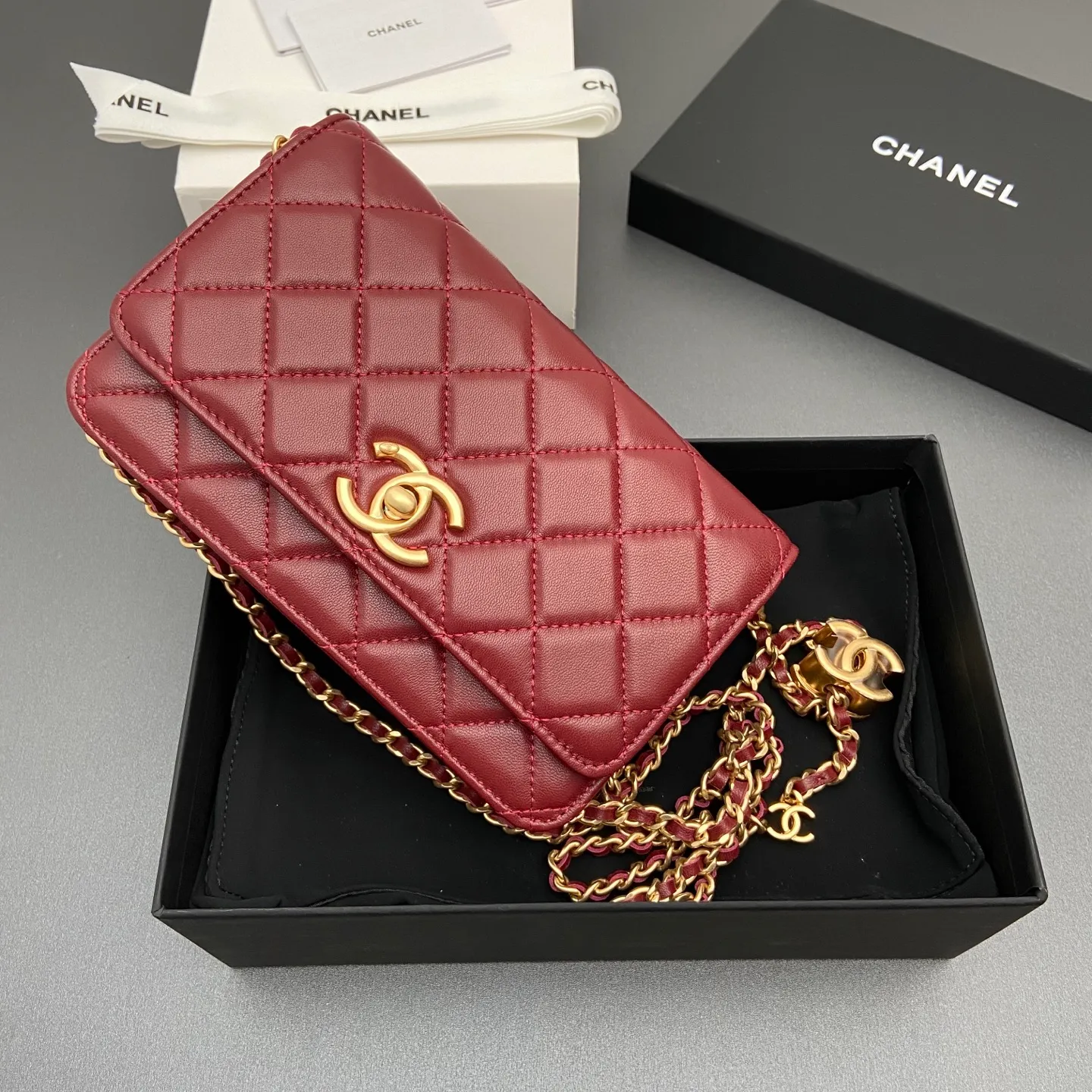 Xiaoxiang imported Italian lambskin 25Bwoc double C snap button adjustable chain, fashionable and classic but not outdated Item number: AP7876 Price: 860 Size: w19×h12×d4.5cm Color: burgundy sheepskin gold hardware