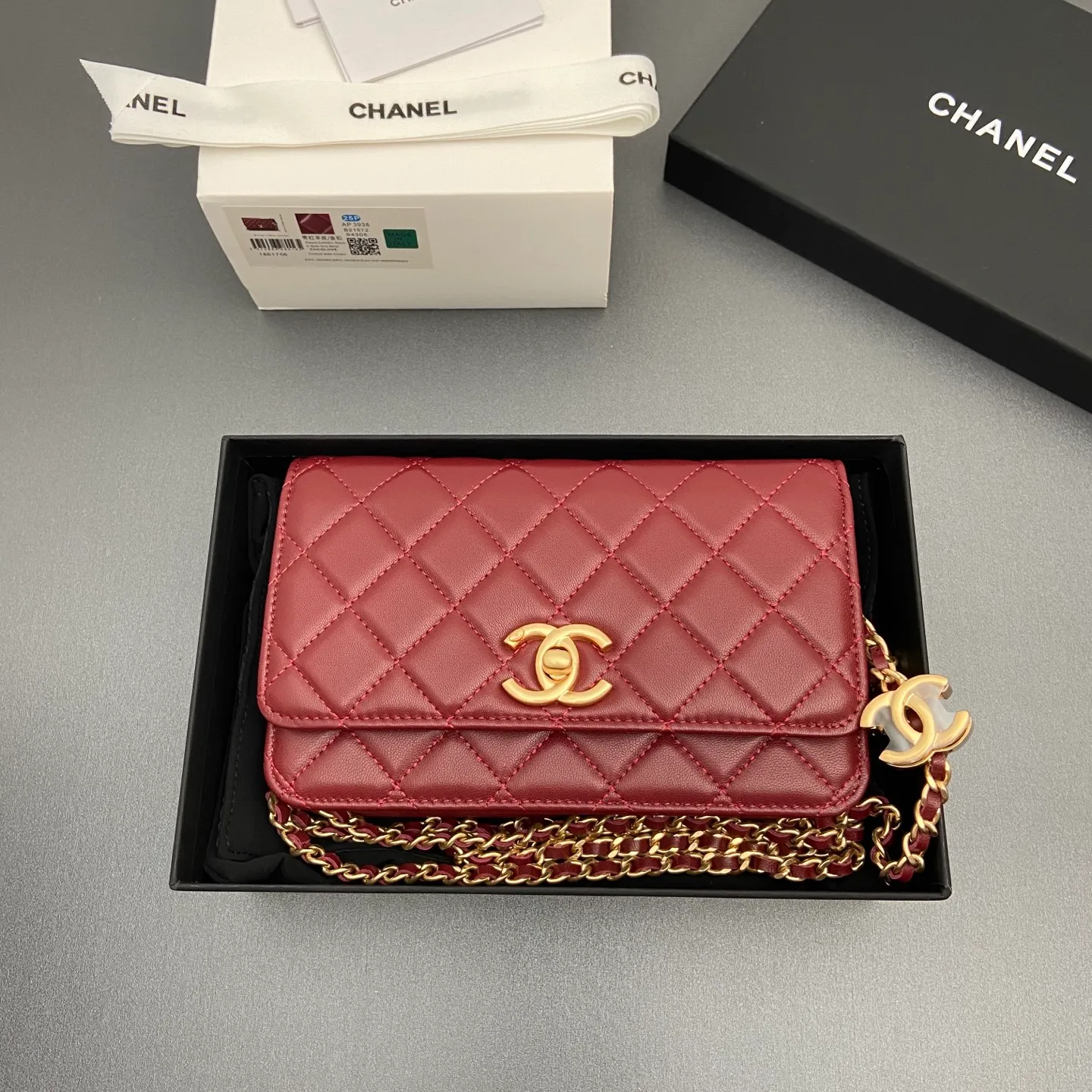 Xiaoxiang imported Italian lambskin 25Bwoc double C snap button adjustable chain, fashionable and classic but not outdated Item number: AP7876 Price: 860 Size: w19×h12×d4.5cm Color: burgundy sheepskin gold hardware