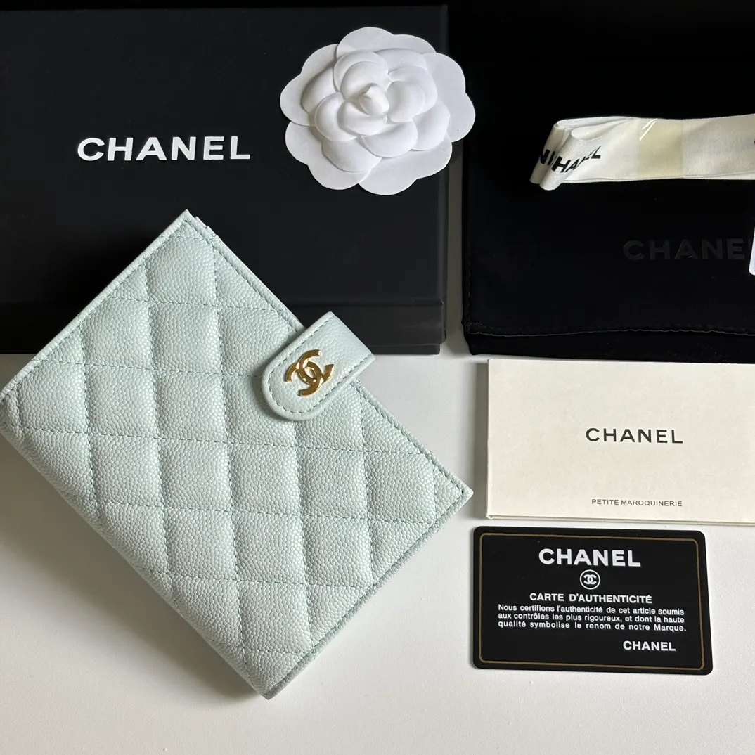 💰440 CHANEL multi-functional passport holder💕This design may also enter the classic series in the future👍Style number A3658 Original quality! The details are so beautiful and the size is 15*10*3cm.