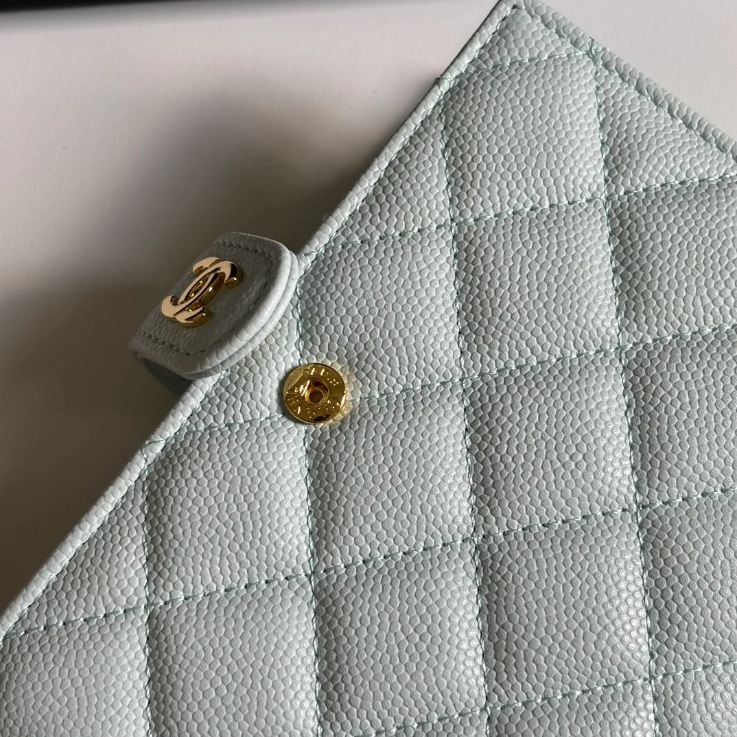 💰440 CHANEL multi-functional passport holder💕This design may also enter the classic series in the future👍Style number A3658 Original quality! The details are so beautiful and the size is 15*10*3cm.
