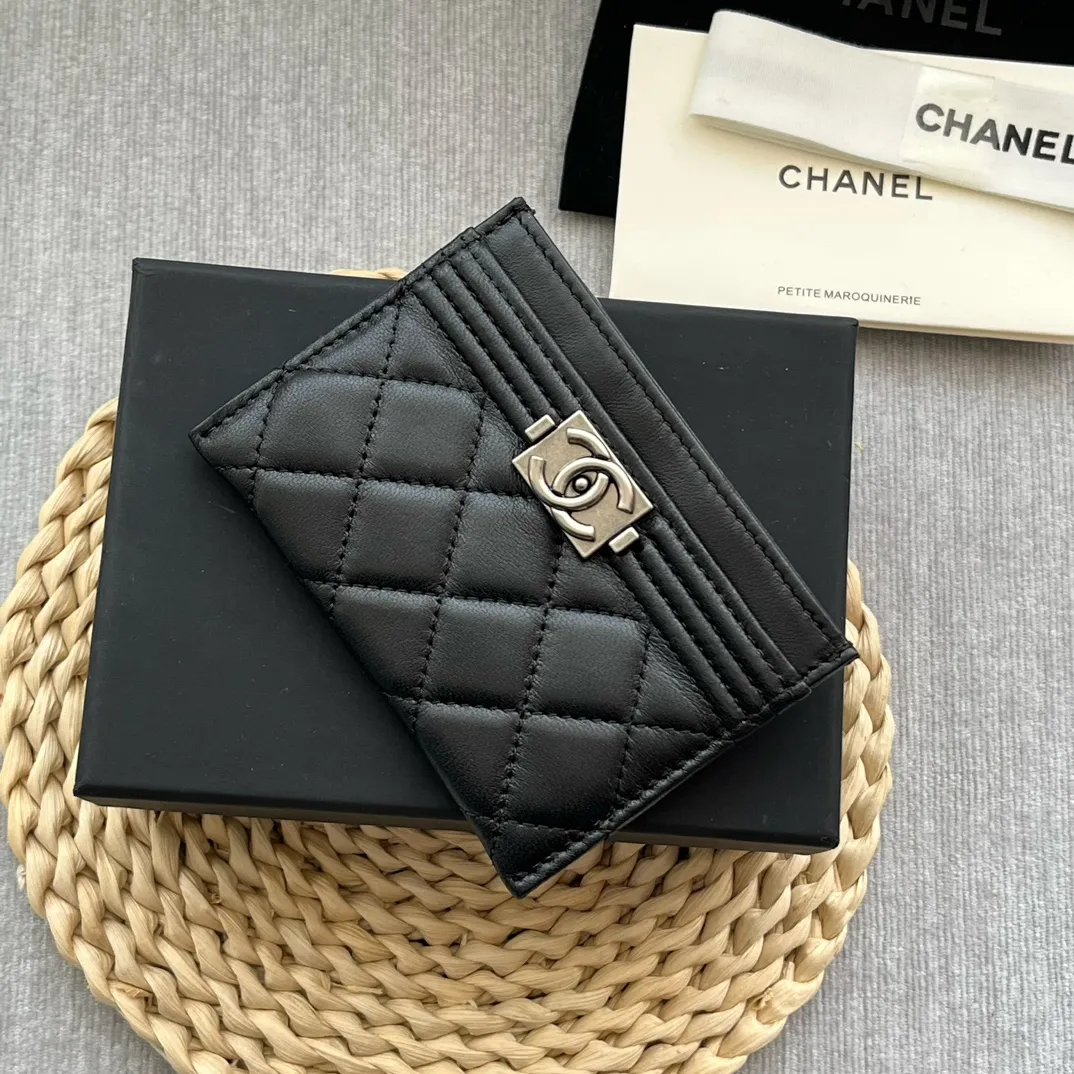 ¥220 [Original quality] [With serial code] CHANEL's new leboy card holder has a rhombus pattern, very attractive! The retro gold buckle has an old-fashioned feel and is very fashionable and retro❤️This small card holder is very cost-effective, and you can also put some change in the three card slots👍Model number: 84431 Size: 11×7.5×1cm