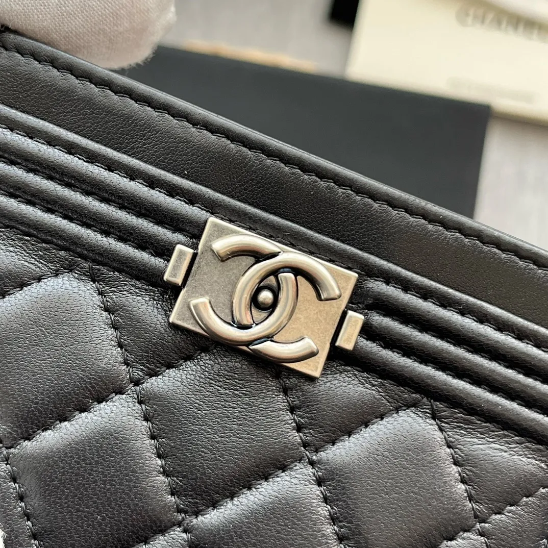 ¥220 [Original quality] [With serial code] CHANEL's new leboy card holder has a rhombus pattern, very attractive! The retro gold buckle has an old-fashioned feel and is very fashionable and retro❤️This small card holder is very cost-effective, and you can also put some change in the three card slots👍Model number: 84431 Size: 11×7.5×1cm