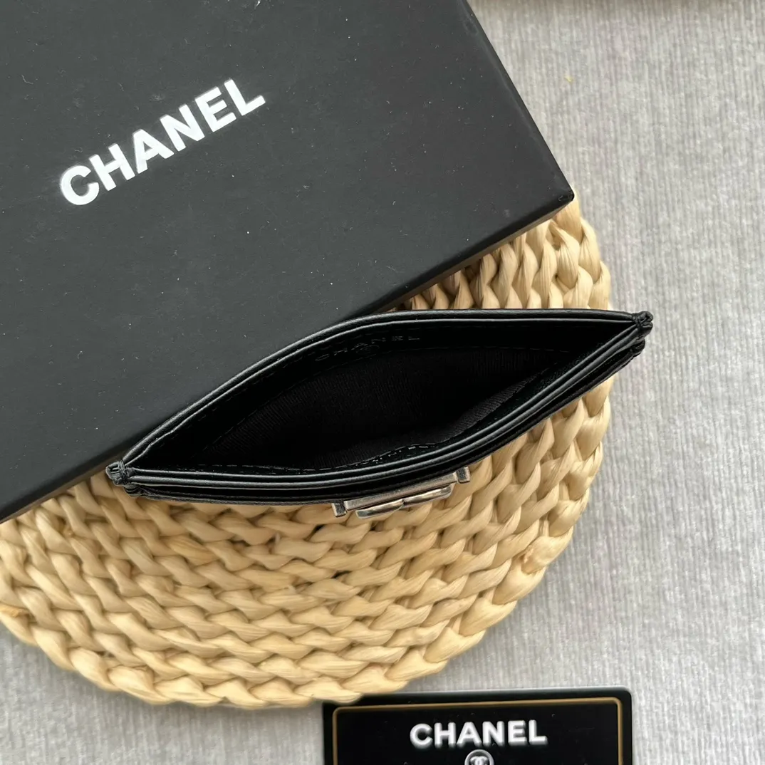 ¥220 [Original quality] [With serial code] CHANEL's new leboy card holder has a rhombus pattern, very attractive! The retro gold buckle has an old-fashioned feel and is very fashionable and retro❤️This small card holder is very cost-effective, and you can also put some change in the three card slots👍Model number: 84431 Size: 11×7.5×1cm