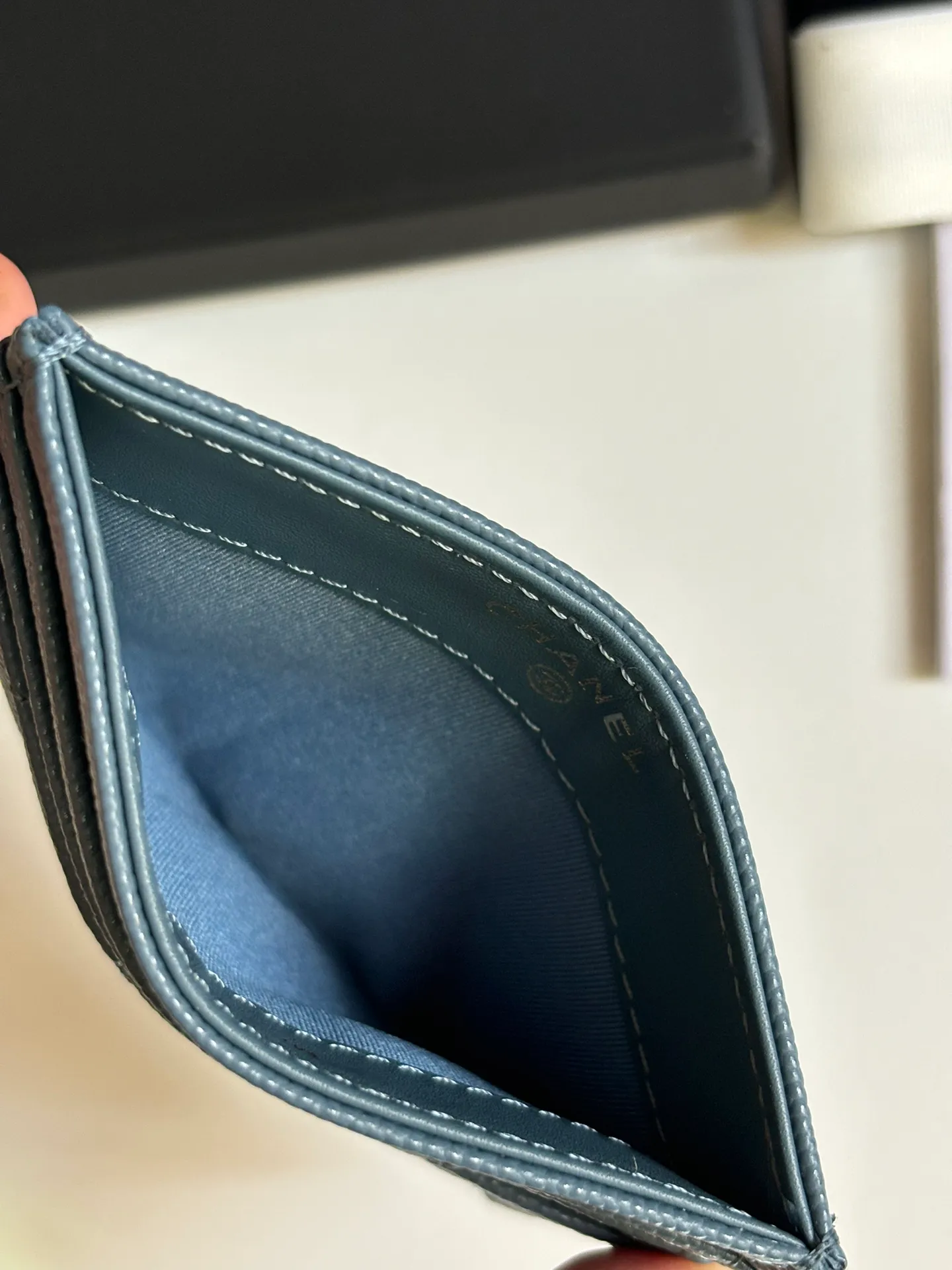 💰240 new product CH@NEL card holder has arrived💦This card holder adds a few more card slots based on the old model, making it more practical. It has original quality and beautiful details. Model No. AP8944, size 11*8*1cm.