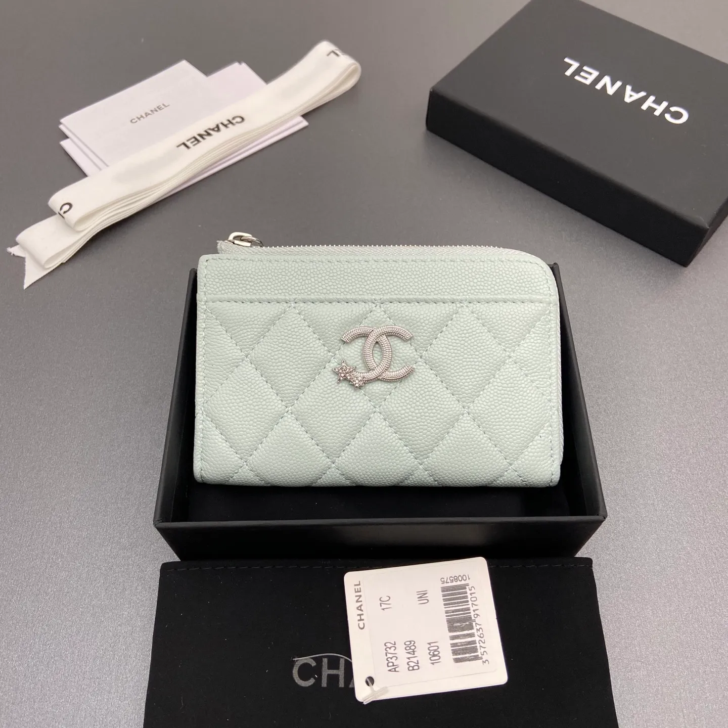 25b new series caviar cowhide with stars ⭐logo shiny blingblibg~zipper bag card holder series 6 card slots, 1 zipper bag Item number: A 3732 Price: 360 Size: w13×h8.5×d2cm Color: light blue fine ball pattern silver star hardware