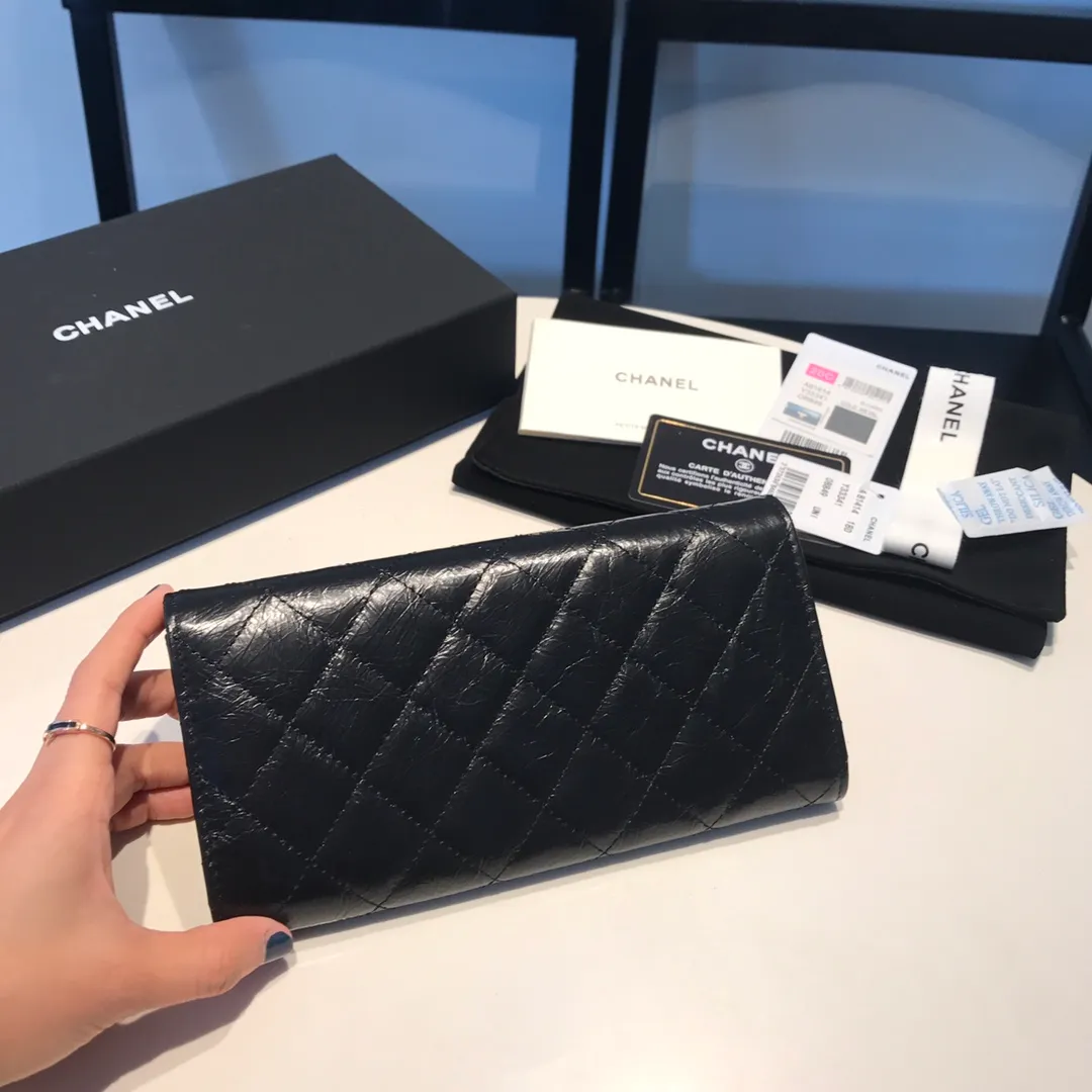 💰700😊Upgraded version💋Ready to buy the latest Chanel series🆕Imported waxed cowhide series, retro metal locks with the latest hangtags💋The latest products from the counter Original order quality Can hold a lot of cash Large capacity Practical and beautiful Simple classic cc rhombus put together to create a wallet [color][color] 7p can easily accommodate 12 card slots 81414🍃size:19cm