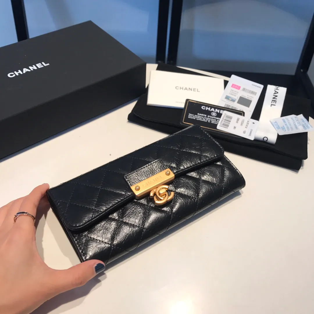 💰700😊Upgraded version💋Ready to buy the latest Chanel series🆕Imported waxed cowhide series, retro metal locks with the latest hangtags💋The latest products from the counter Original order quality Can hold a lot of cash Large capacity Practical and beautiful Simple classic cc rhombus put together to create a wallet [color][color] 7p can easily accommodate 12 card slots 81414🍃size:19cm