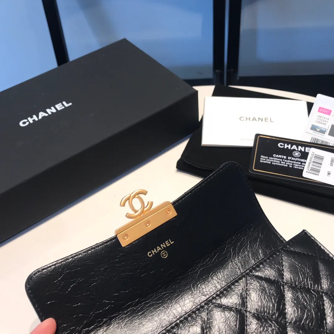 💰700😊Upgraded version💋Ready to buy the latest Chanel series🆕Imported waxed cowhide series, retro metal locks with the latest hangtags💋The latest products from the counter Original order quality Can hold a lot of cash Large capacity Practical and beautiful Simple classic cc rhombus put together to create a wallet [color][color] 7p can easily accommodate 12 card slots 81414🍃size:19cm