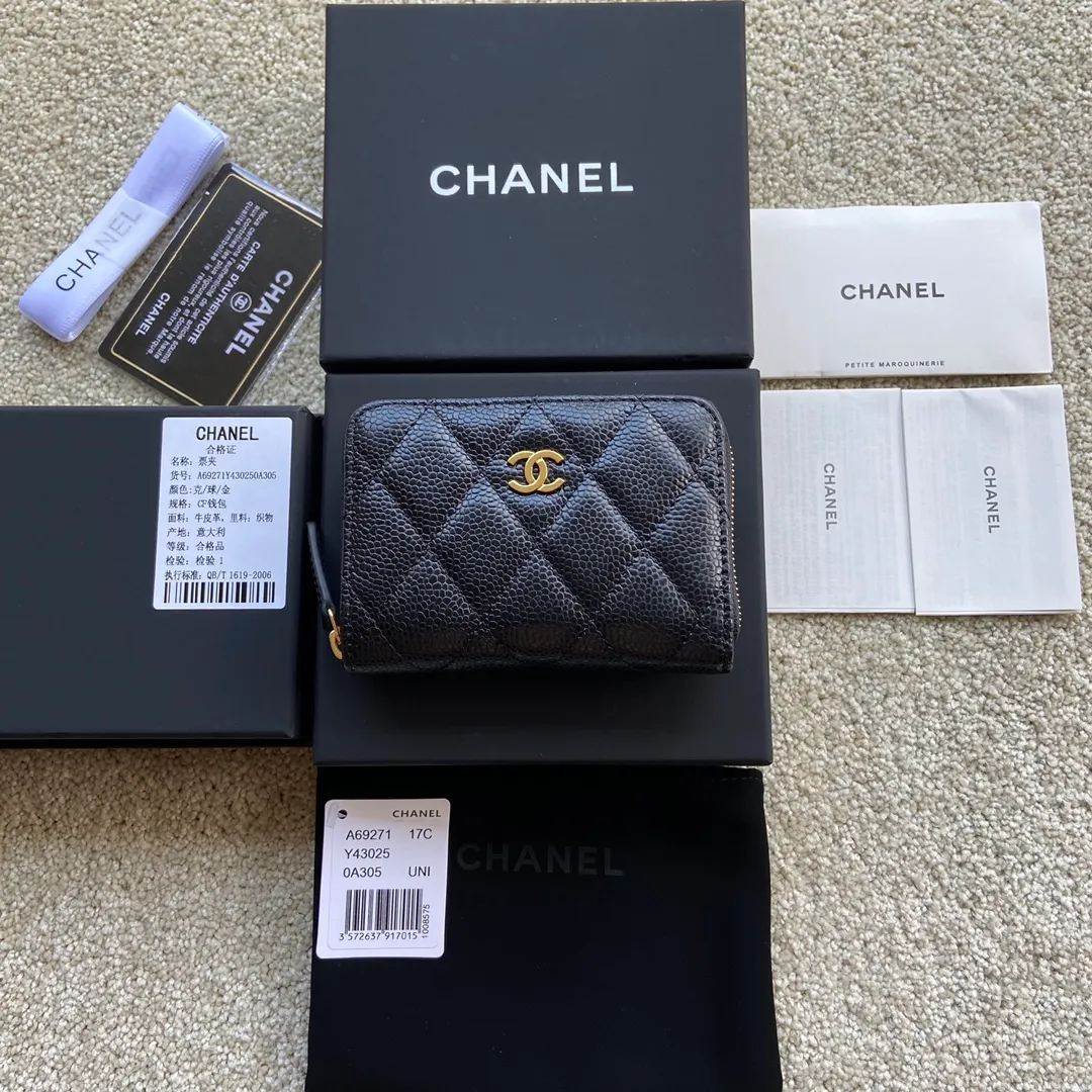 Xiaoxiang imported Italian grained calfskin Item number: A69271 💰: 240 (no pocket on the back) Size: W11×H7.5×2cm Color: black ball-grained leather with golden steel mark Usage: small zipper bag