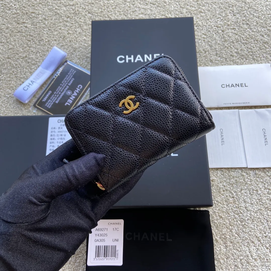 Xiaoxiang imported Italian grained calfskin Item number: A69271 💰: 240 (no pocket on the back) Size: W11×H7.5×2cm Color: black ball-grained leather with golden steel mark Usage: small zipper bag