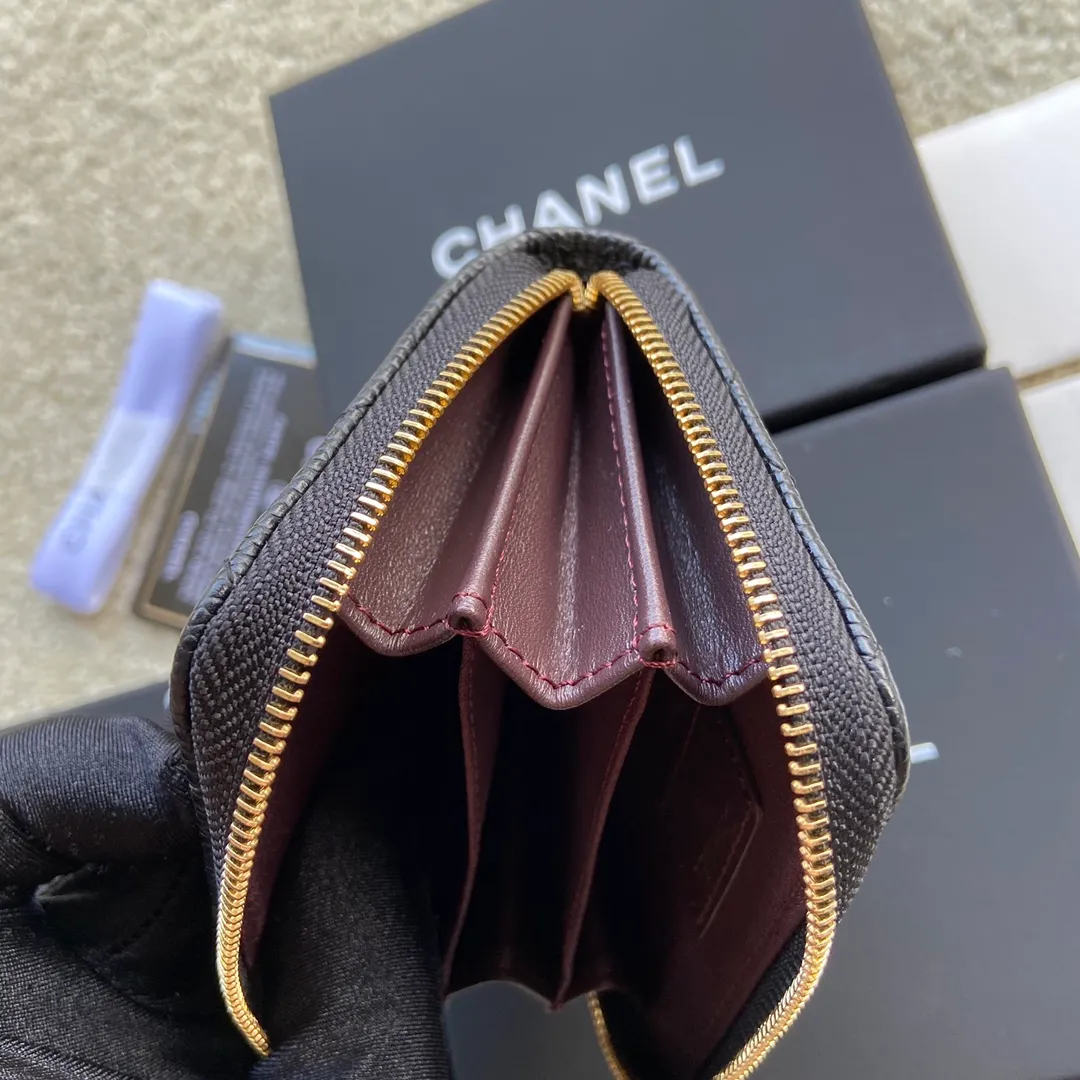 Xiaoxiang imported Italian grained calfskin Item number: A69271 💰: 240 (no pocket on the back) Size: W11×H7.5×2cm Color: black ball-grained leather with golden steel mark Usage: small zipper bag