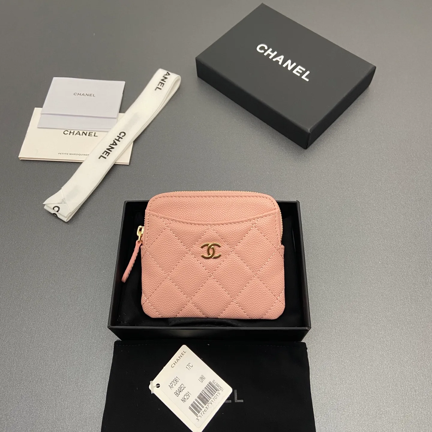 [Special grade hardware original leather] ¥380 Xiaoxiang small zipper bag card holder series Quilted card holder/wallet with iconic metal logo Gold tone metal hardware, special Italian imported leather 5 card slots, 1 small zipper bag No.: 2061 Pink thin ball light gold hardware Size: w11.5×h10×d2cm