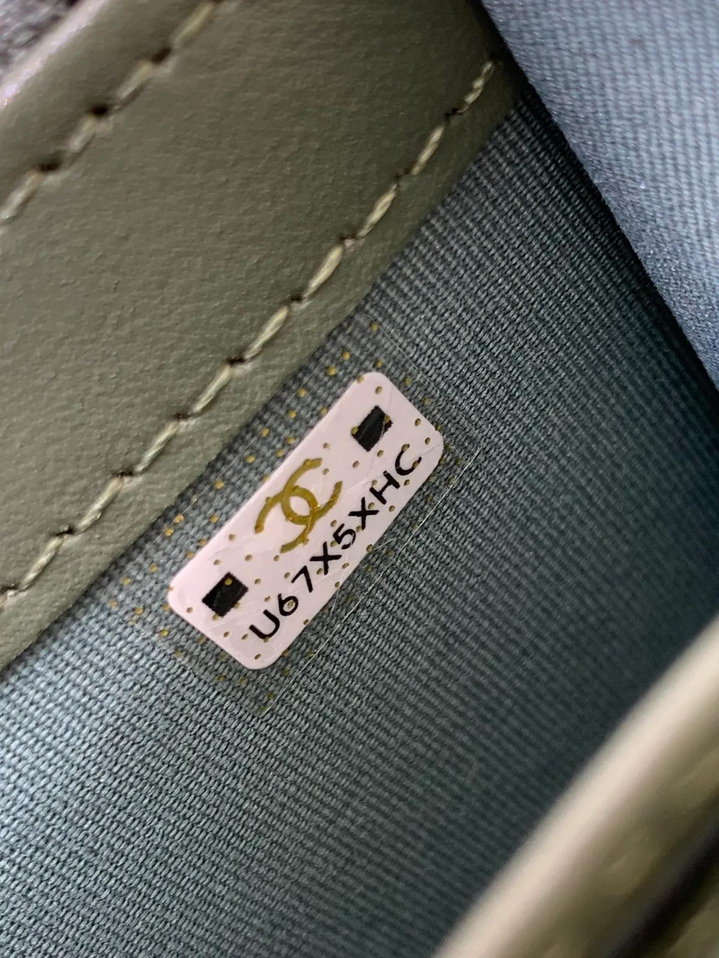 80758 The inner details and the wiring of the wallet are very particular, and only a dedicated machine can produce this effect! Even the machines that make big bags can’t do it!