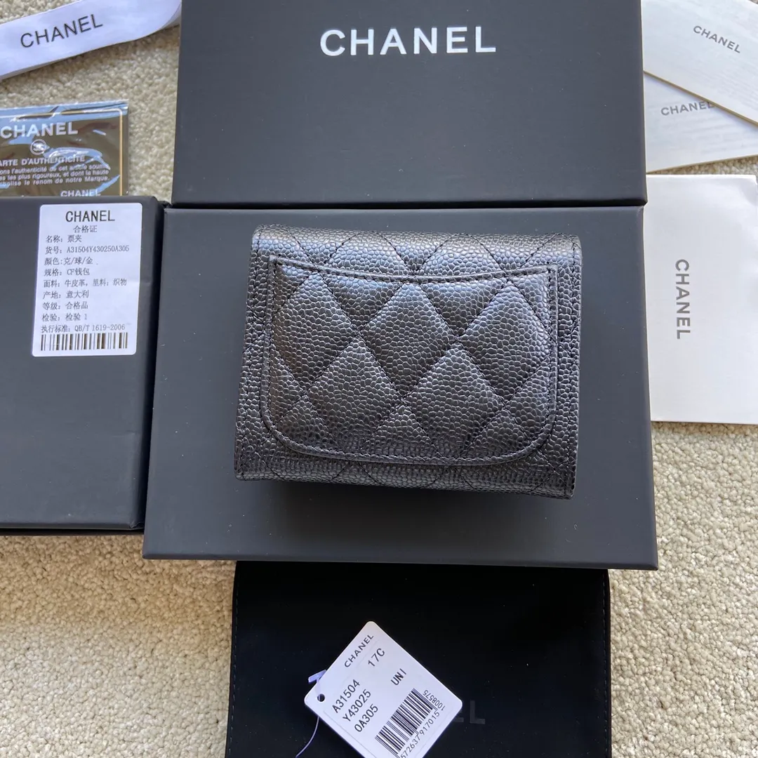 Xiaoxiang imported Italian leather double-layer card holder 320💰 Item number: A31504 Height: w12.5×h8.5×d2.5cm Color: black ball pattern gold steel mark