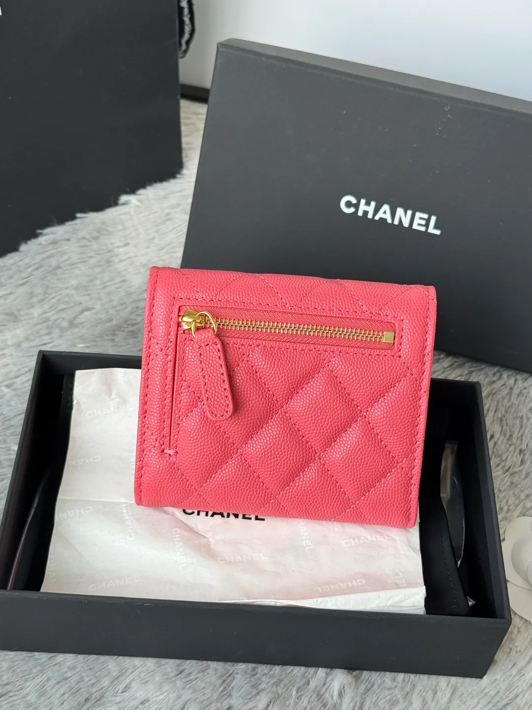 💰440💰 Made of calfskin, caviar, and cowhide, the CF short tri-fold wallet is now available! Chanel Grandma Xiang has 6 card slots, and there is a coin purse at the back, so you can put 2,000 Mao Zedong without any trouble at all! Delicate leather and gold hardware! Full of fashion sense, very fashionable, can be held in hand, can be put in the bag, very good for storage. Style number: 82288, size 10.5*11.5*3cm, color as shown in the picture, exclusive real shot
