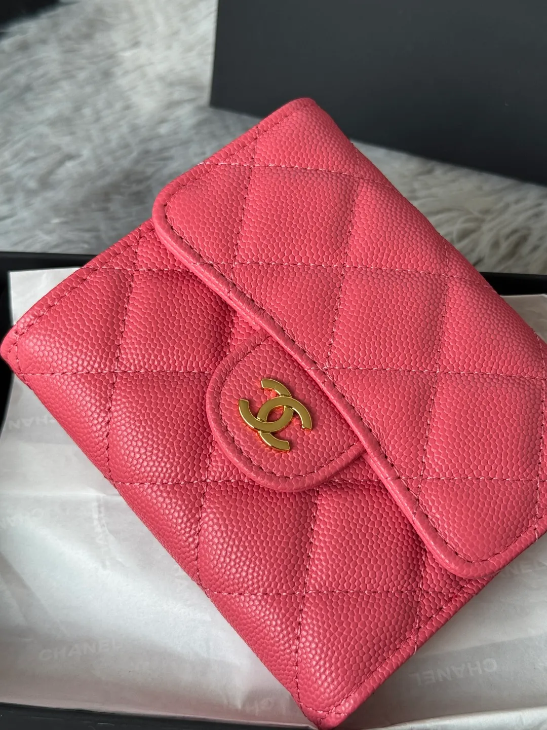 💰440💰 Made of calfskin, caviar, and cowhide, the CF short tri-fold wallet is now available! Chanel Grandma Xiang has 6 card slots, and there is a coin purse at the back, so you can put 2,000 Mao Zedong without any trouble at all! Delicate leather and gold hardware! Full of fashion sense, very fashionable, can be held in hand, can be put in the bag, very good for storage. Style number: 82288, size 10.5*11.5*3cm, color as shown in the picture, exclusive real shot