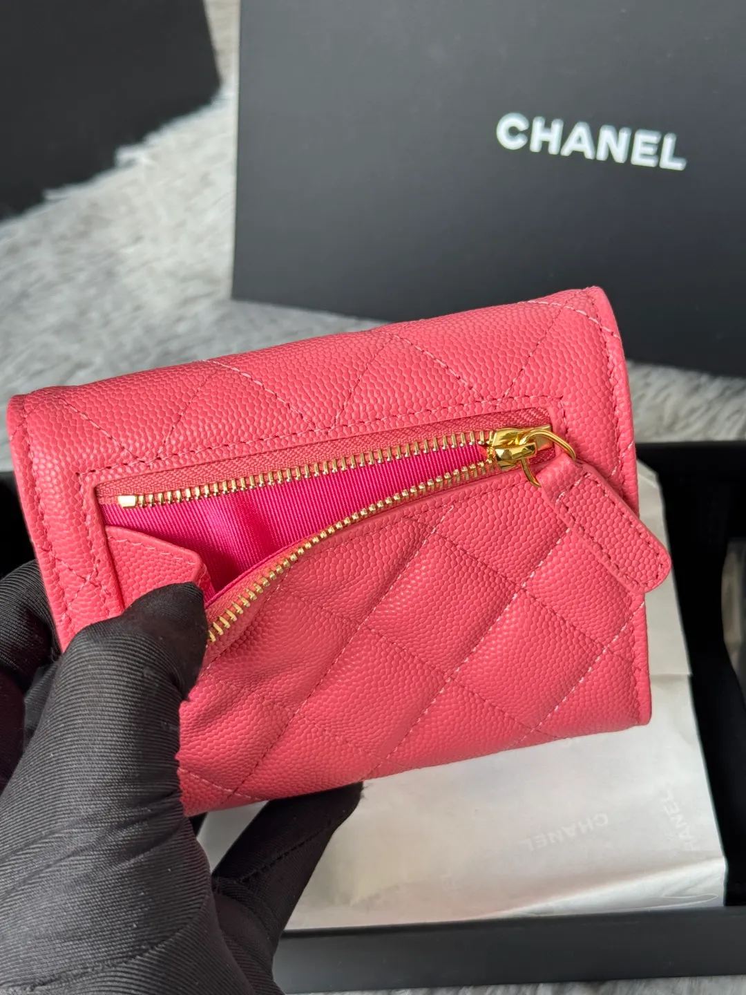 💰440💰 Made of calfskin, caviar, and cowhide, the CF short tri-fold wallet is now available! Chanel Grandma Xiang has 6 card slots, and there is a coin purse at the back, so you can put 2,000 Mao Zedong without any trouble at all! Delicate leather and gold hardware! Full of fashion sense, very fashionable, can be held in hand, can be put in the bag, very good for storage. Style number: 82288, size 10.5*11.5*3cm, color as shown in the picture, exclusive real shot