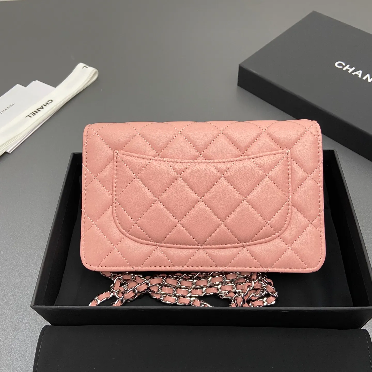 Xiaoxiang imported Italian sheepskin Item number: A0250 Price: 640 Size: w20×h13×d3.5cm Color: Pink sheepskin silver steel mark