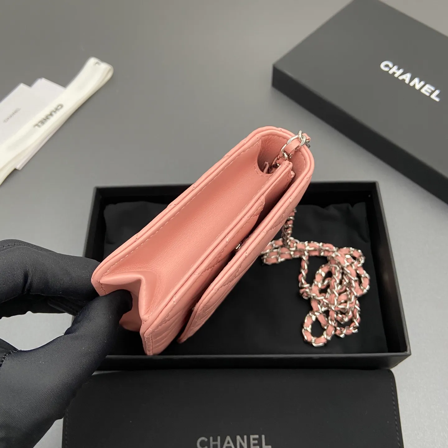 Xiaoxiang imported Italian sheepskin Item number: A0250 Price: 640 Size: w20×h13×d3.5cm Color: Pink sheepskin silver steel mark