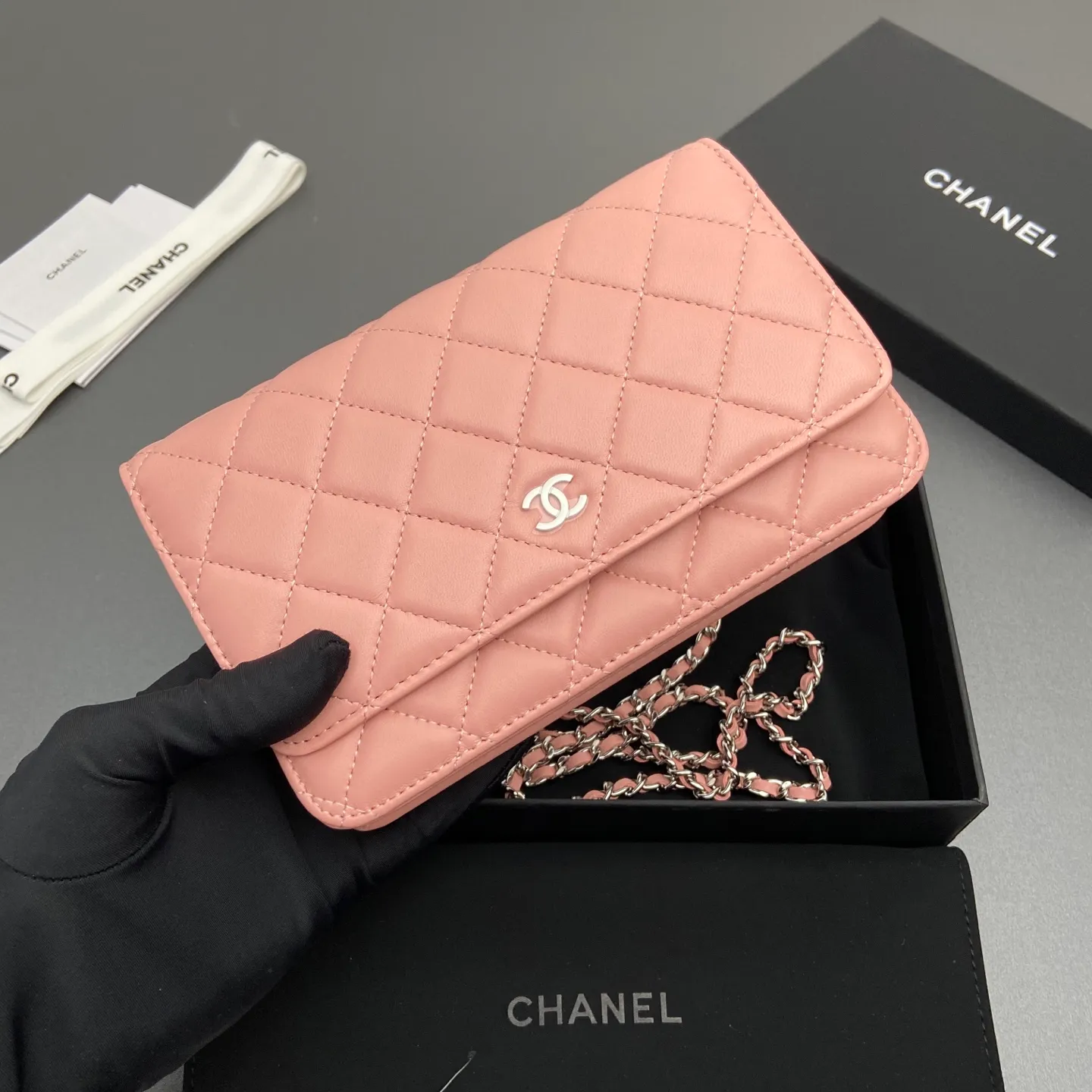 Xiaoxiang imported Italian sheepskin Item number: A0250 Price: 640 Size: w20×h13×d3.5cm Color: Pink sheepskin silver steel mark