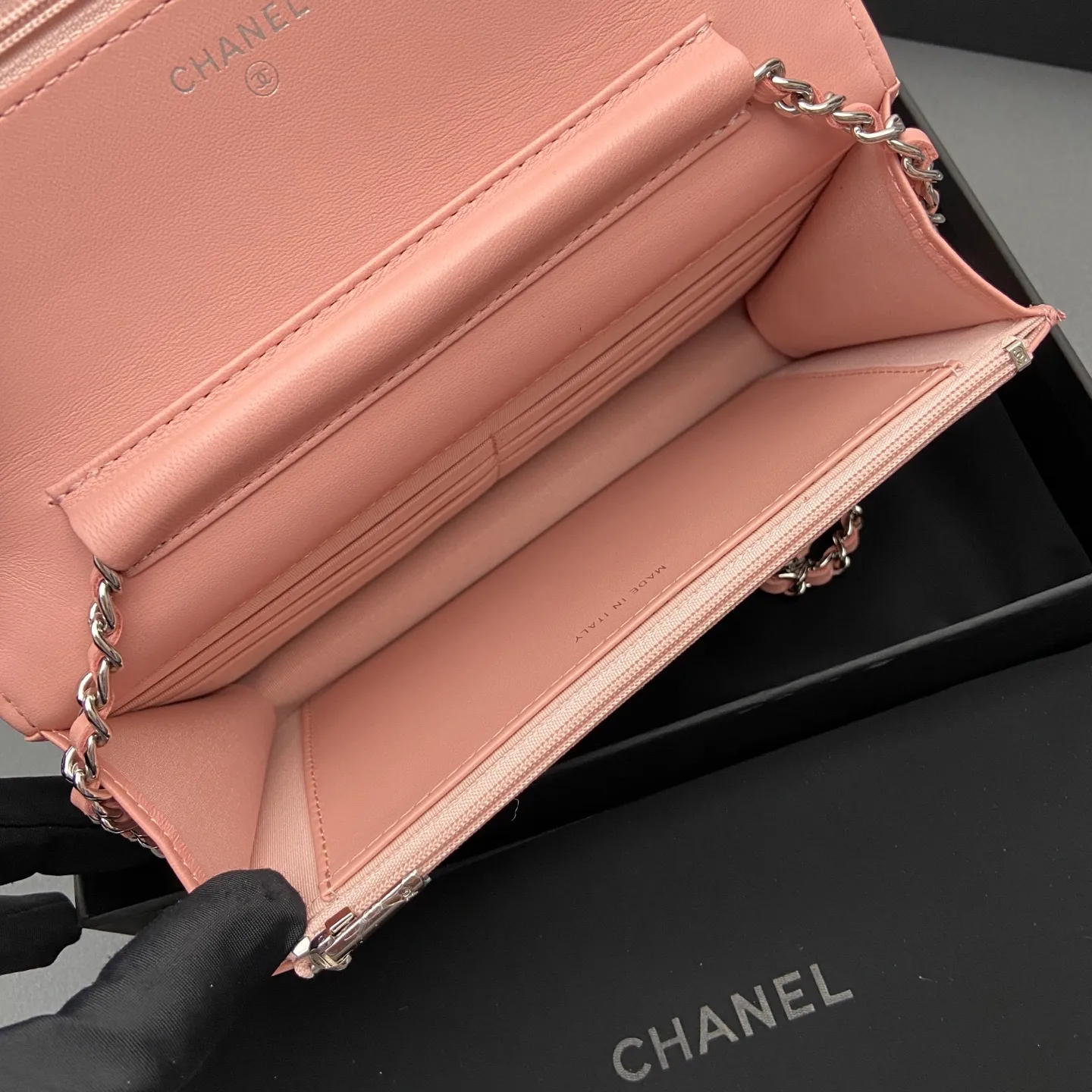 Xiaoxiang imported Italian sheepskin Item number: A0250 Price: 640 Size: w20×h13×d3.5cm Color: Pink sheepskin silver steel mark