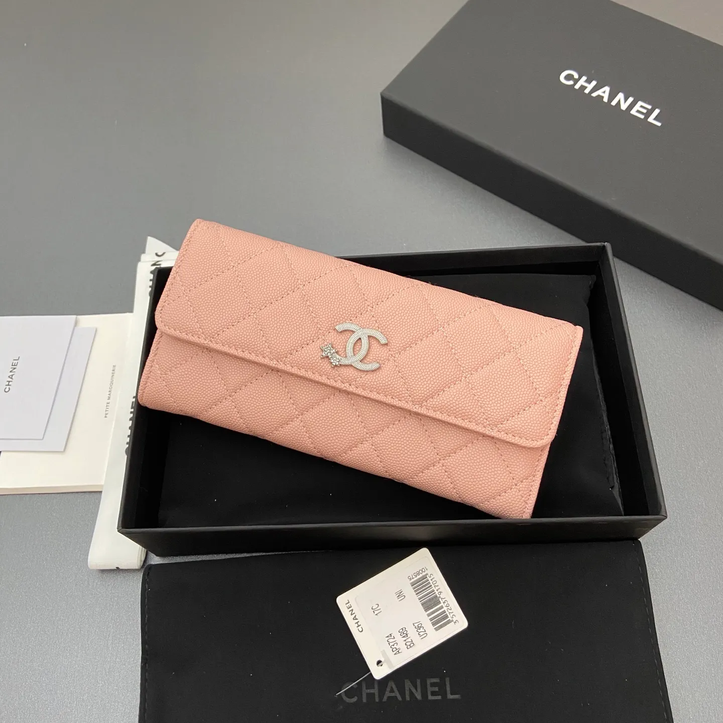25b new series caviar cowhide with stars ⭐logo shiny blingblibg~ flip long clip wallet series pink fine ball pattern silver star hardware 12 card slots, two banknote compartments two compartments, 1 zipper bag Price: 250 No.: 3724 Size: w19×h10×d3cm