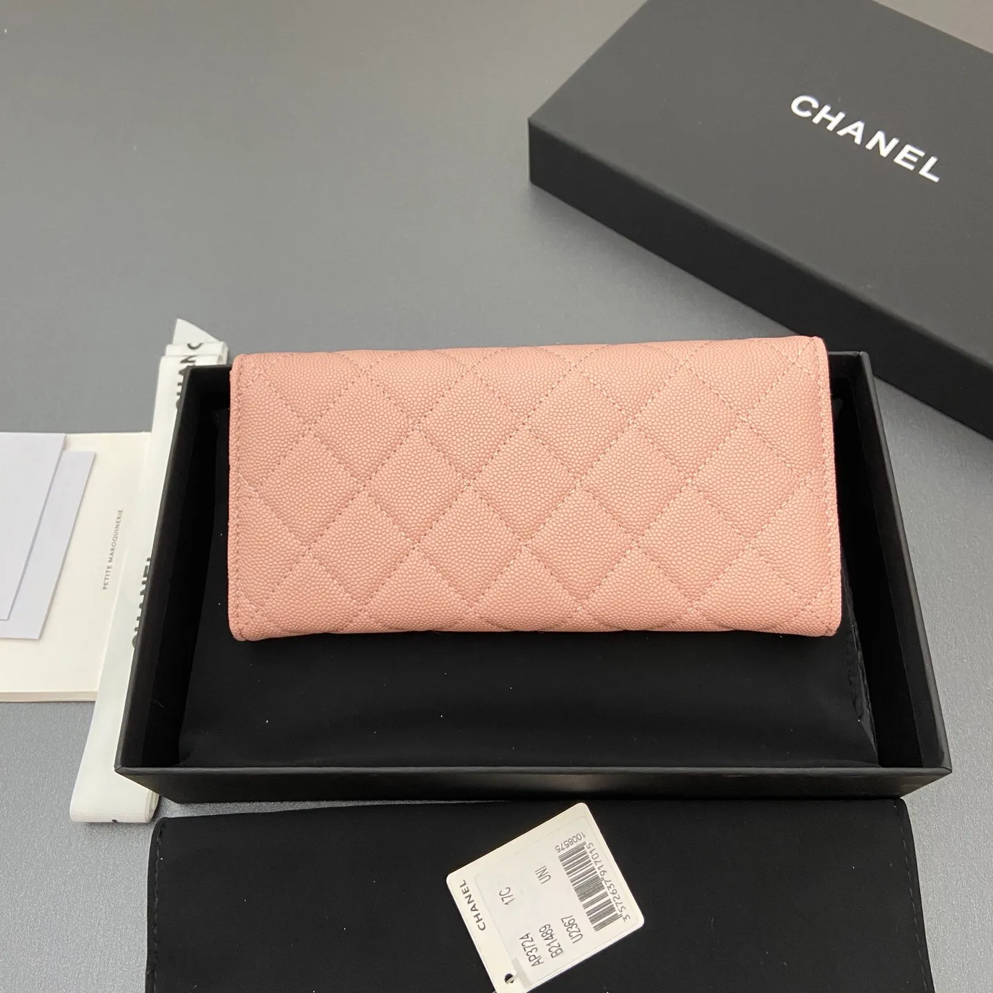 25b new series caviar cowhide with stars ⭐logo shiny blingblibg~ flip long clip wallet series pink fine ball pattern silver star hardware 12 card slots, two banknote compartments two compartments, 1 zipper bag Price: 250 No.: 3724 Size: w19×h10×d3cm